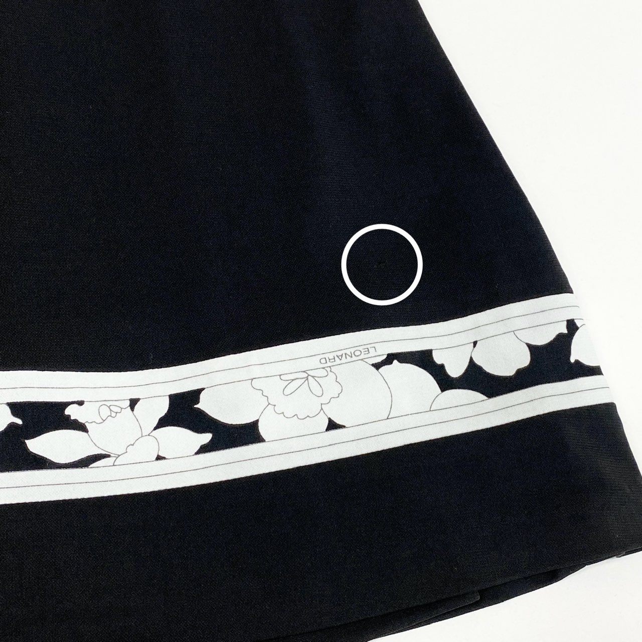 36a7 LEONARD レオナール 半袖ワンピース 膝丈ワンピース スクエアネック 美しい花柄プリント カンカン素材 Lサイズ ブラック ホワイト レディースu02t