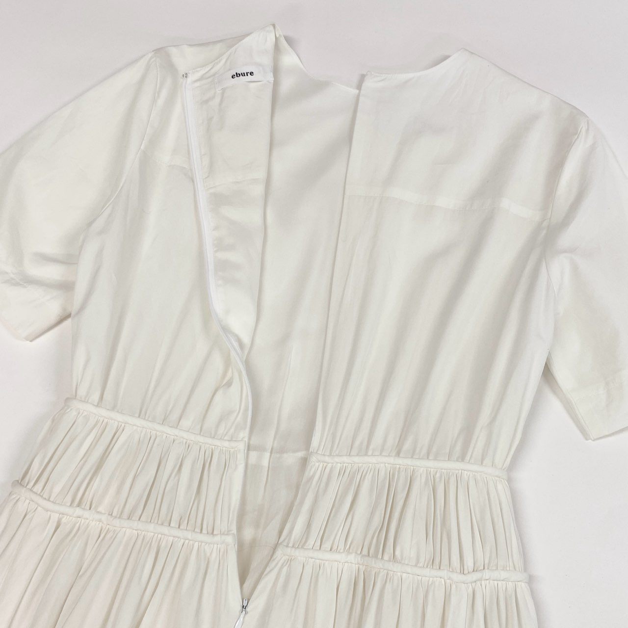 60j27《美品》ebure エブール コットンタイプライターウエストギャザーワンピース 半袖ワンピース フレア ロング丈 3310300303 36サイズ ホワイト レディースu02t