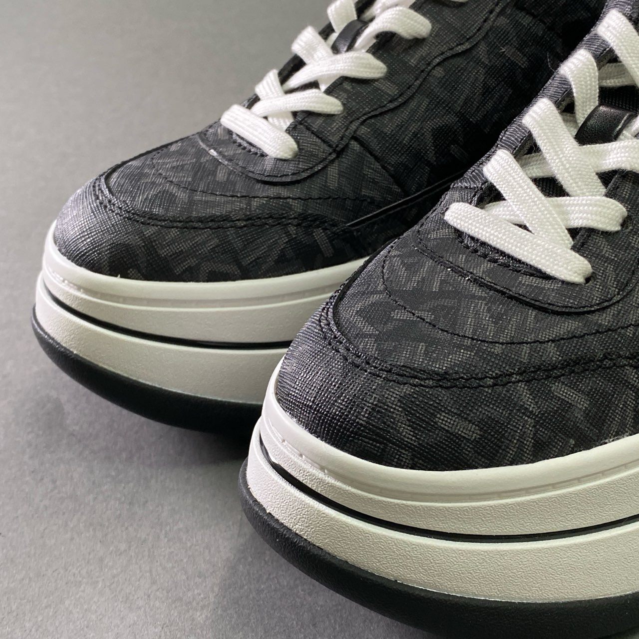 7f6 《未使用品》 MICHAEL KORS マイケルコース HAYES LACE UP プラットフォーム モノグラムスニーカー US6.5 ブラック 厚底 シューズ 箱付き
