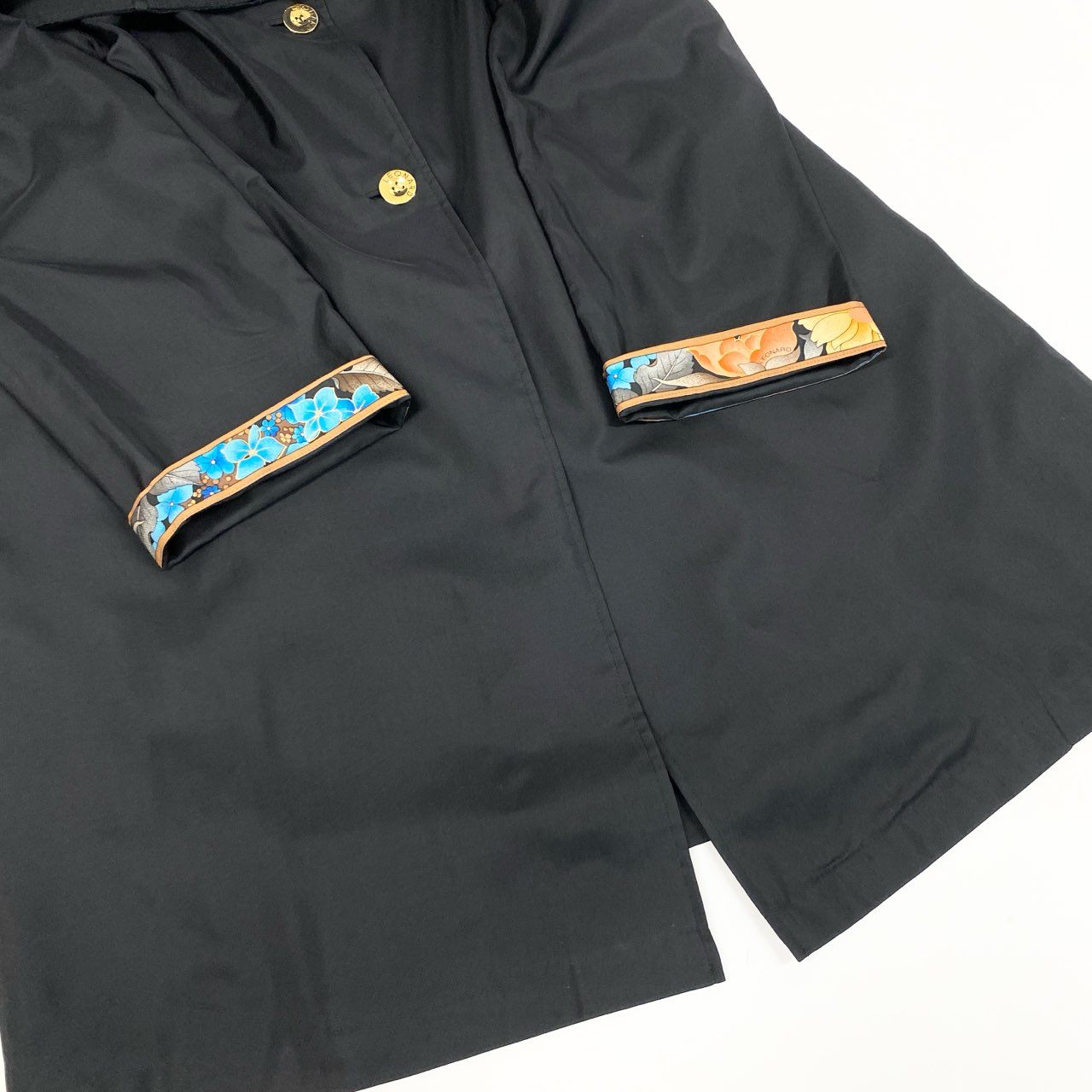 31b11【美品】LEONARD レオナール トレンチコート 美しい花柄プリント ラインストーン 金ボタン 0388450 13Rサイズ ブラック コットン100％ レディース 女性用u02t