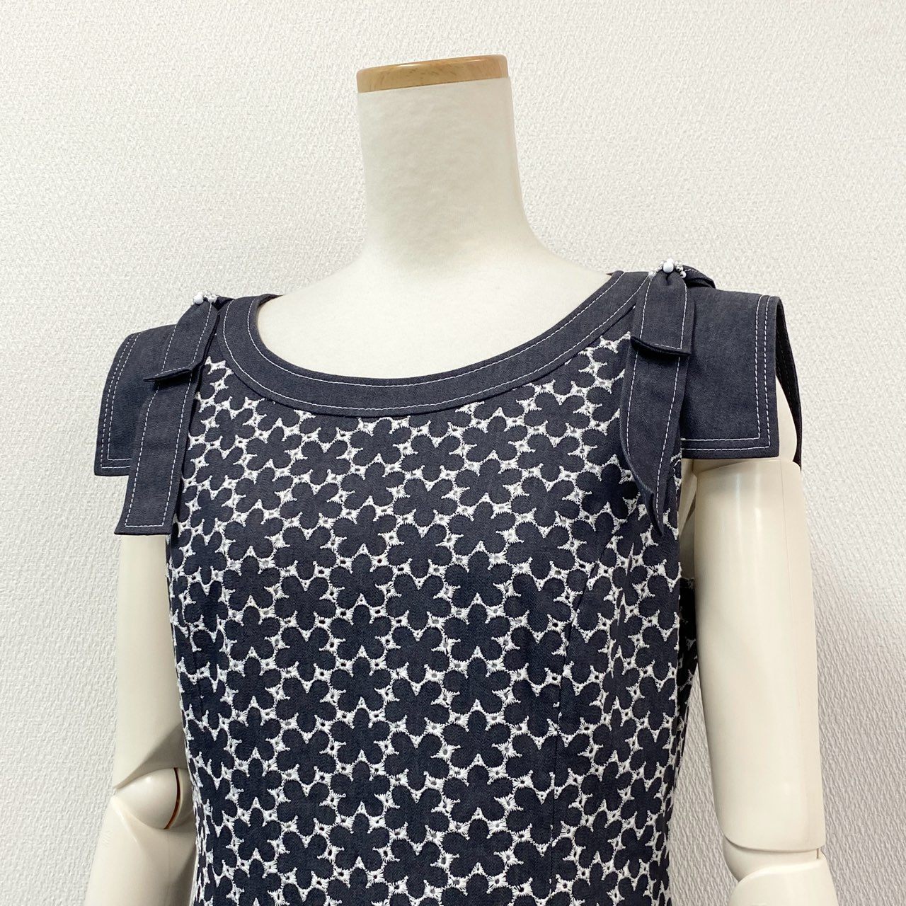 19g28《タグ付き》 Rene ルネ 半袖ワンピース 花柄ワンピース 膝丈 フラワー刺繍 イタリア製生地 サイズ38 ブルー ホワイト レディース 女性用