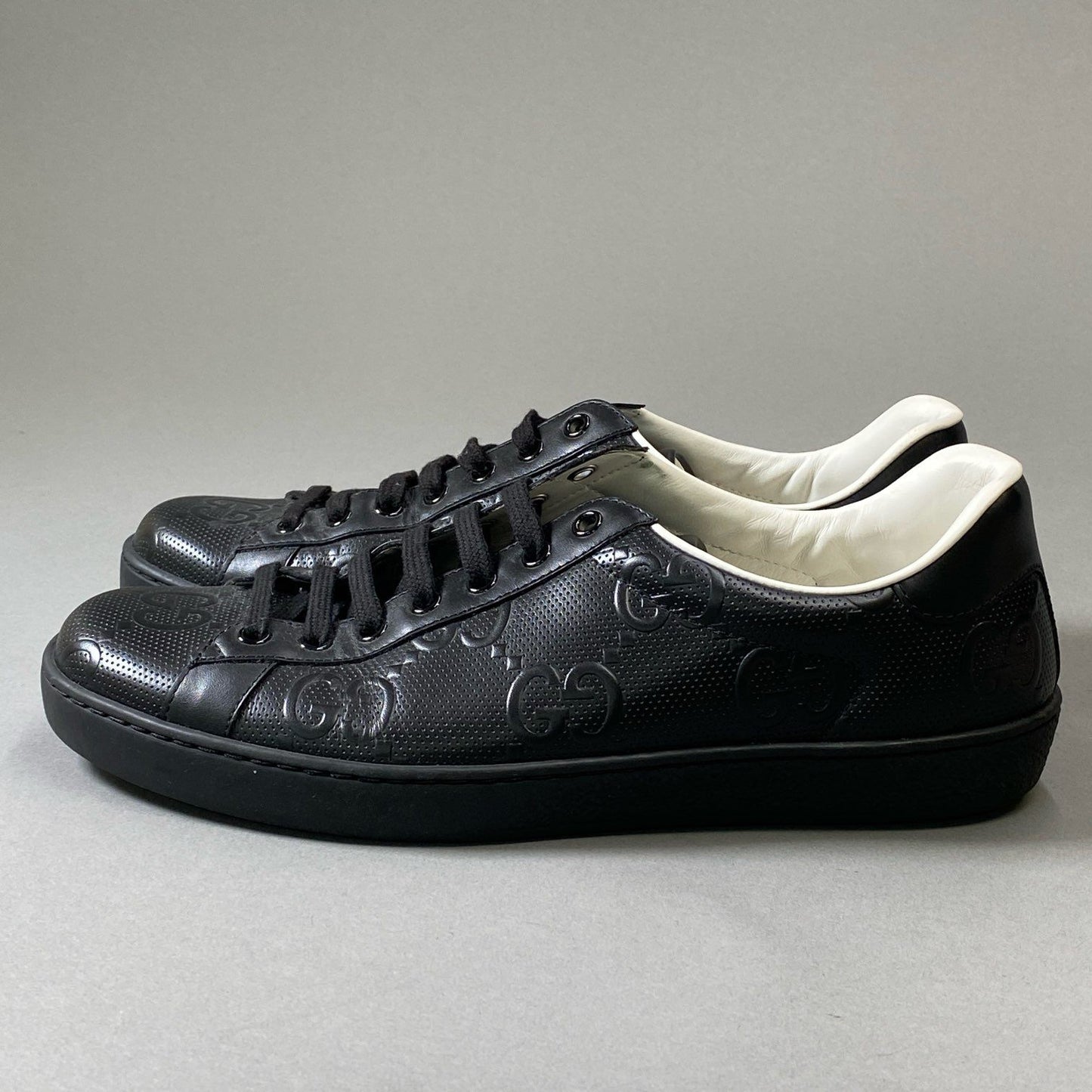 4i30 《美品》 GUCCI グッチ GGエンボス レザースニーカー ローカットスニーカー 625787  8 1/2サイズ ブラック レザー メンズ シューズt18r