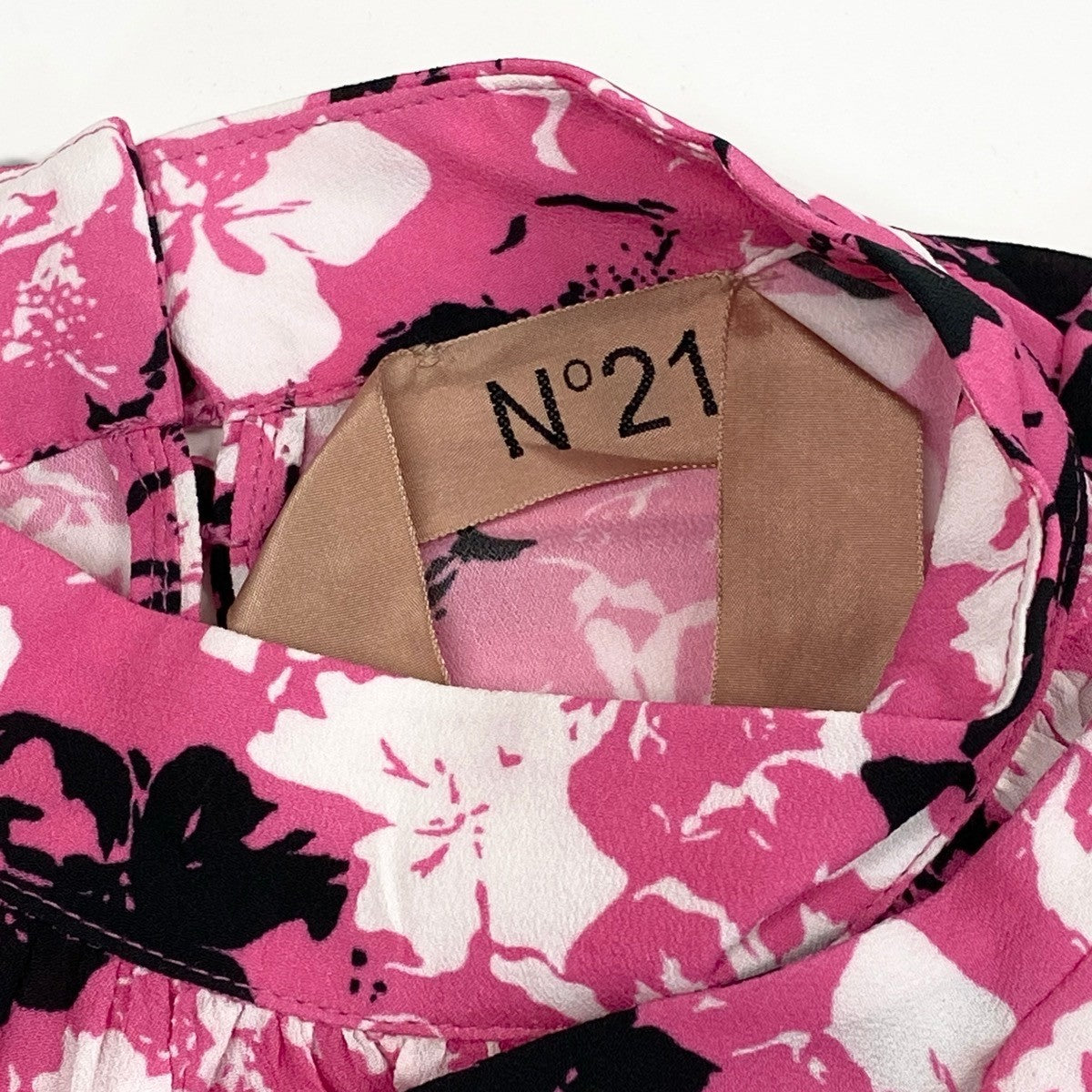67i10 《美品》 N°21 ヌメロヴェントゥーノ 長袖ロングワンピース 花柄ワンピース リボン 総柄 イタリア製  42 ピンク ブラック レーヨン100％ レディース 女性用u02t