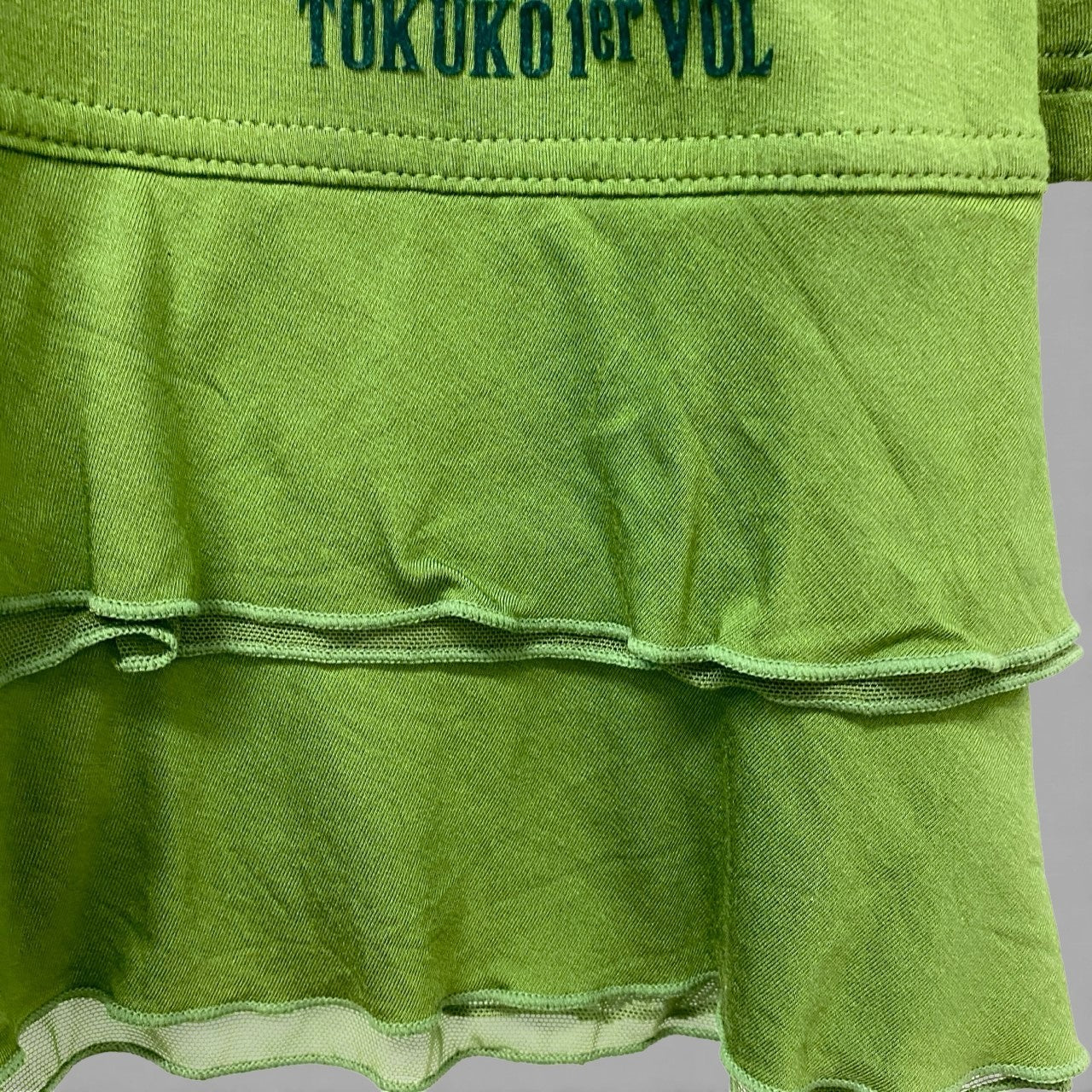 30b18 TOKUKO 1er VOL トクコプルミエヴォル チュニックワンピース ロングスリーブ 裾フリル ハイネック ワンポイント刺繡 レディース 女性用 9 グリーンu02t