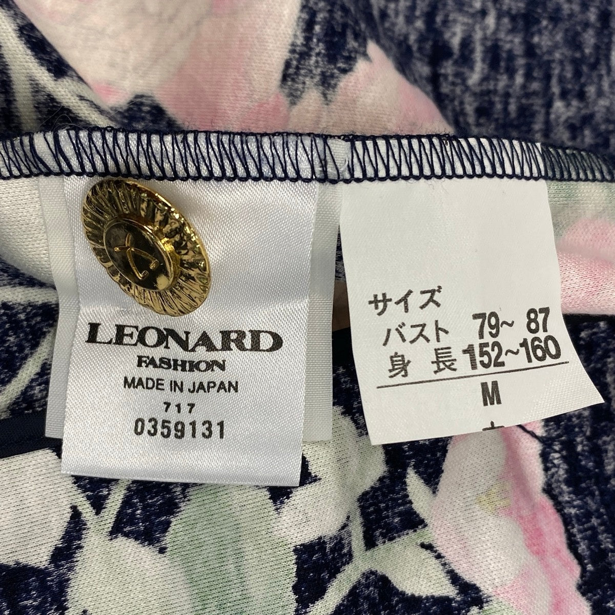 73f9 【美品】 LEONARD FASHION レオナール ノーカラー ロングジャケット カーディガン  美しい花柄プリント 金ボタン サイズM ネイビー コットン100％ レディース 女性服u02t