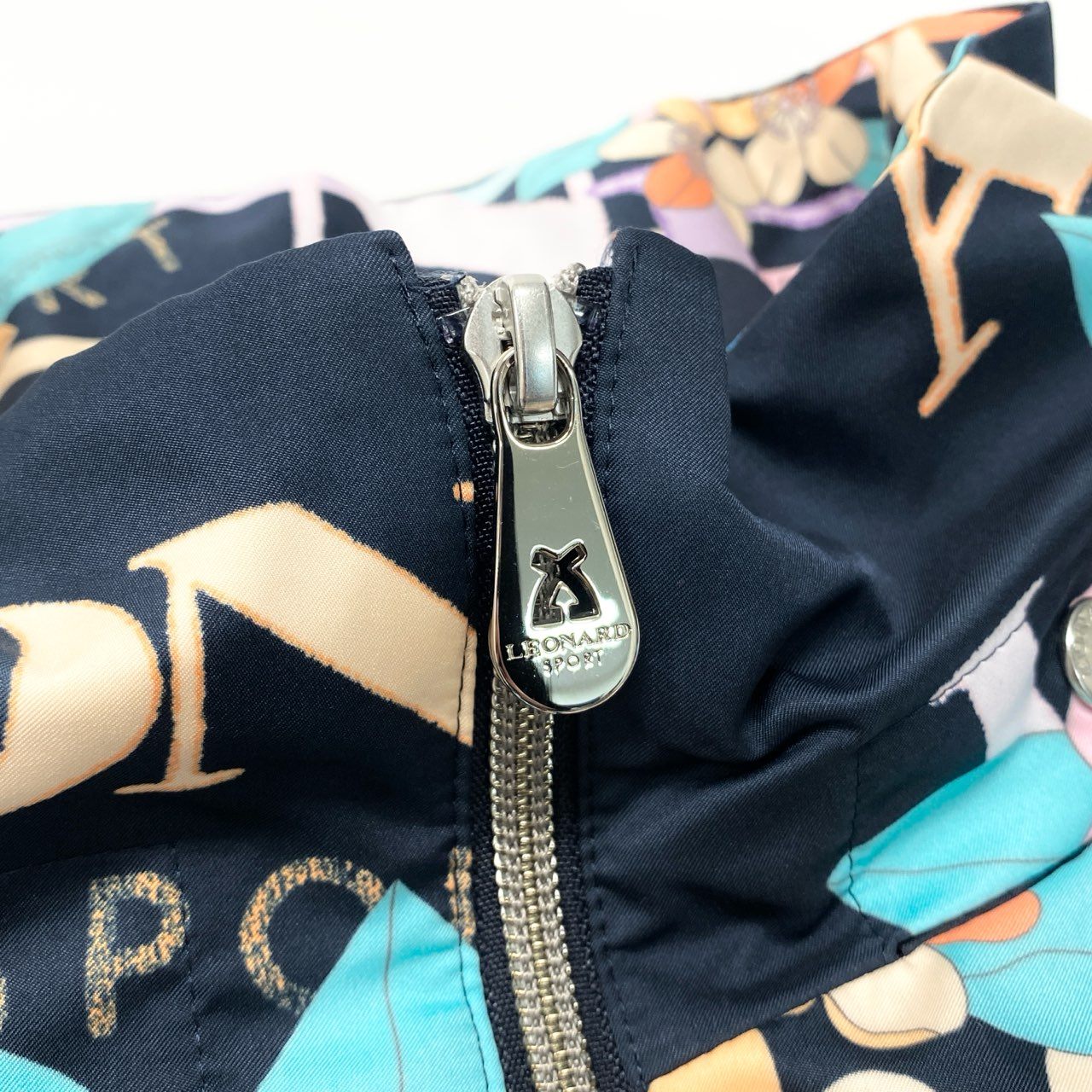 31b6 【極美品】LEONARD SPORT レオナール スポーツ ロングスリーブジャケット 美しい花柄プリント フード収納可 ロゴ 総柄 0555150 40サイズ ブラック ポリエステル100％ レディース 女性用u02t