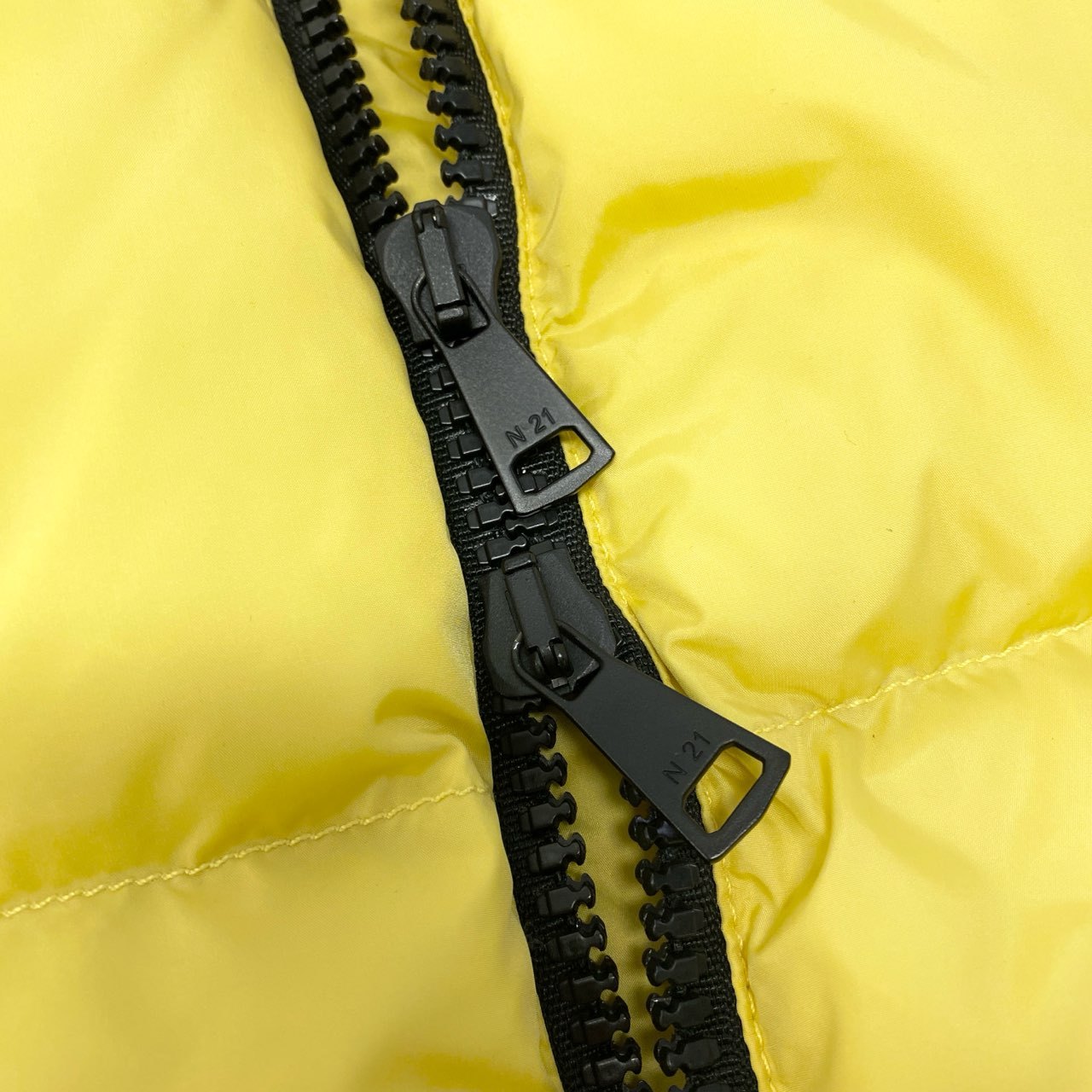 58c5【未使用タグ付き】定価13.5万円 N°21 ヌメロヴェントゥーノ ロゴ入りバックリボン ダウンジャケット サイズXS イエロー系 メンズ アウターk02i