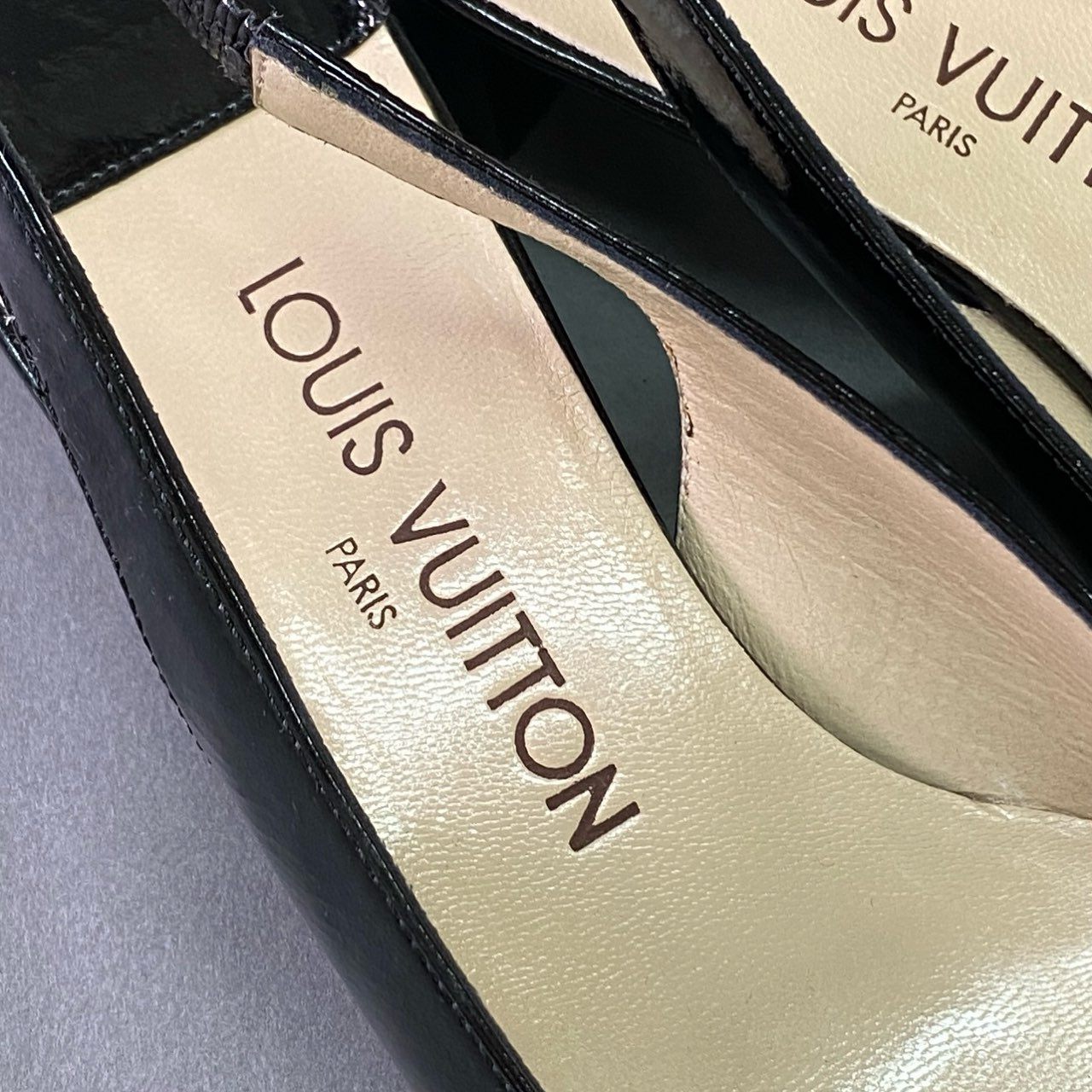 9j28 《美品》 LOUIS VUITTON ルイヴィトン LVロゴ リボン バックストラップ パンプス 36 ブラック レザー スクエアトゥ サンダル シューズ イタリア製