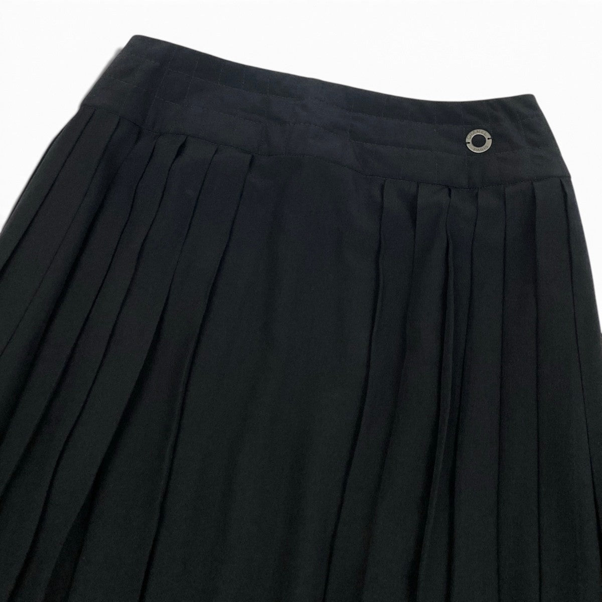 i19 C CHANEL シャネル 2000 ロゴ金具 フレアスカート ギャザー フランス製 P15525V06973 38 ブラック シルク レディースo07t