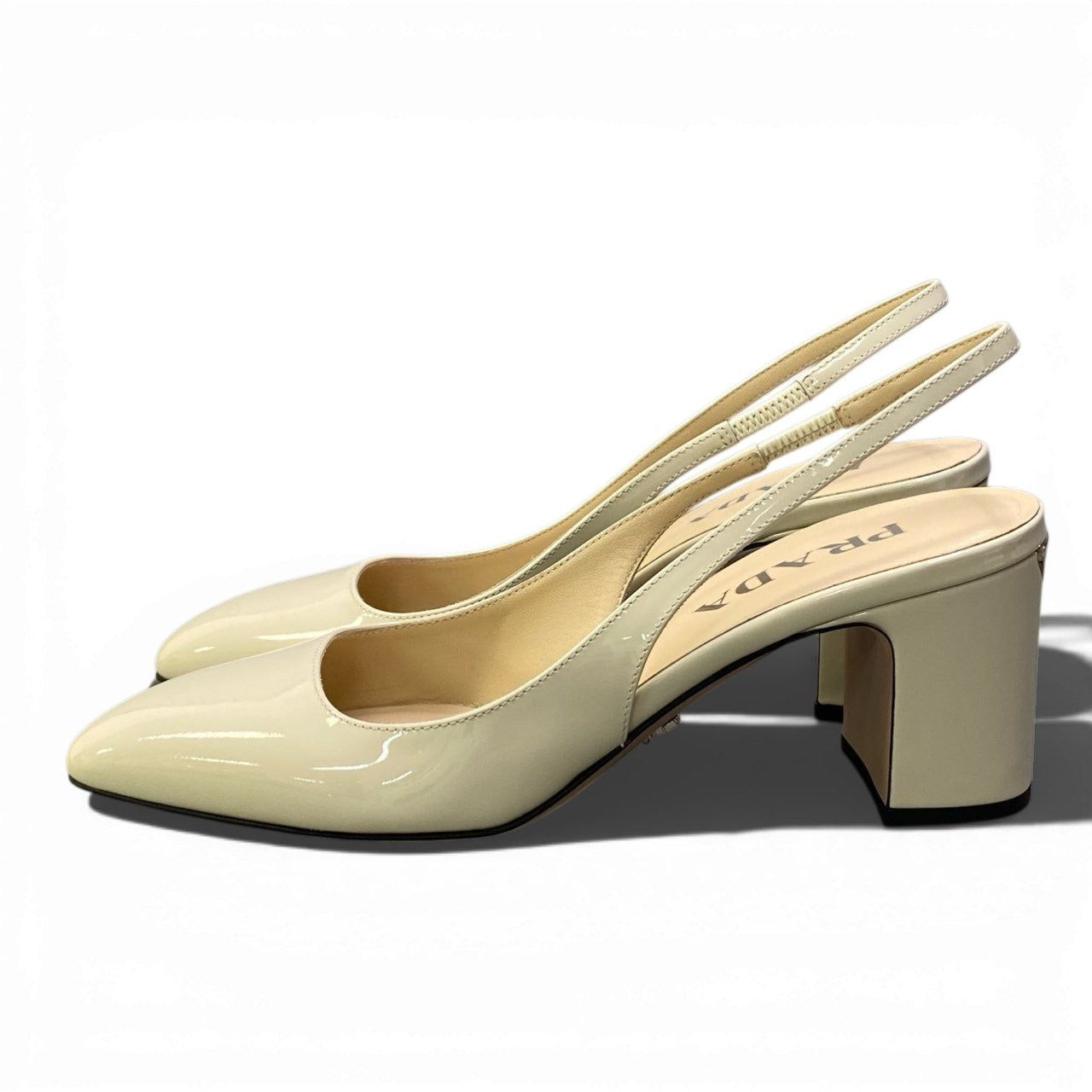 b26【極美品】PRADA プラダ スリングバック パンプス 三角プレート ロゴプレート サイズ1/2 アイボリー パテントレザー レディース 靴 シューズta1