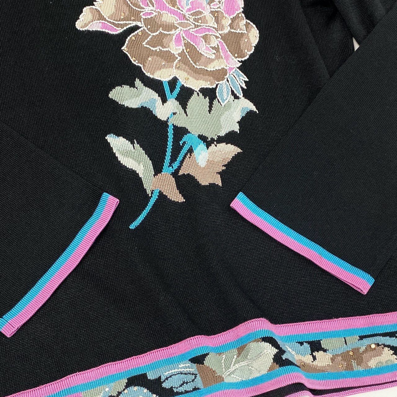 76i12 《美品》 LEONARD レオナール ハイゲージ ニット セーター トップス 花柄刺繍 ラインストーン 0387754 サイズ38 ブラック レディースu02t
