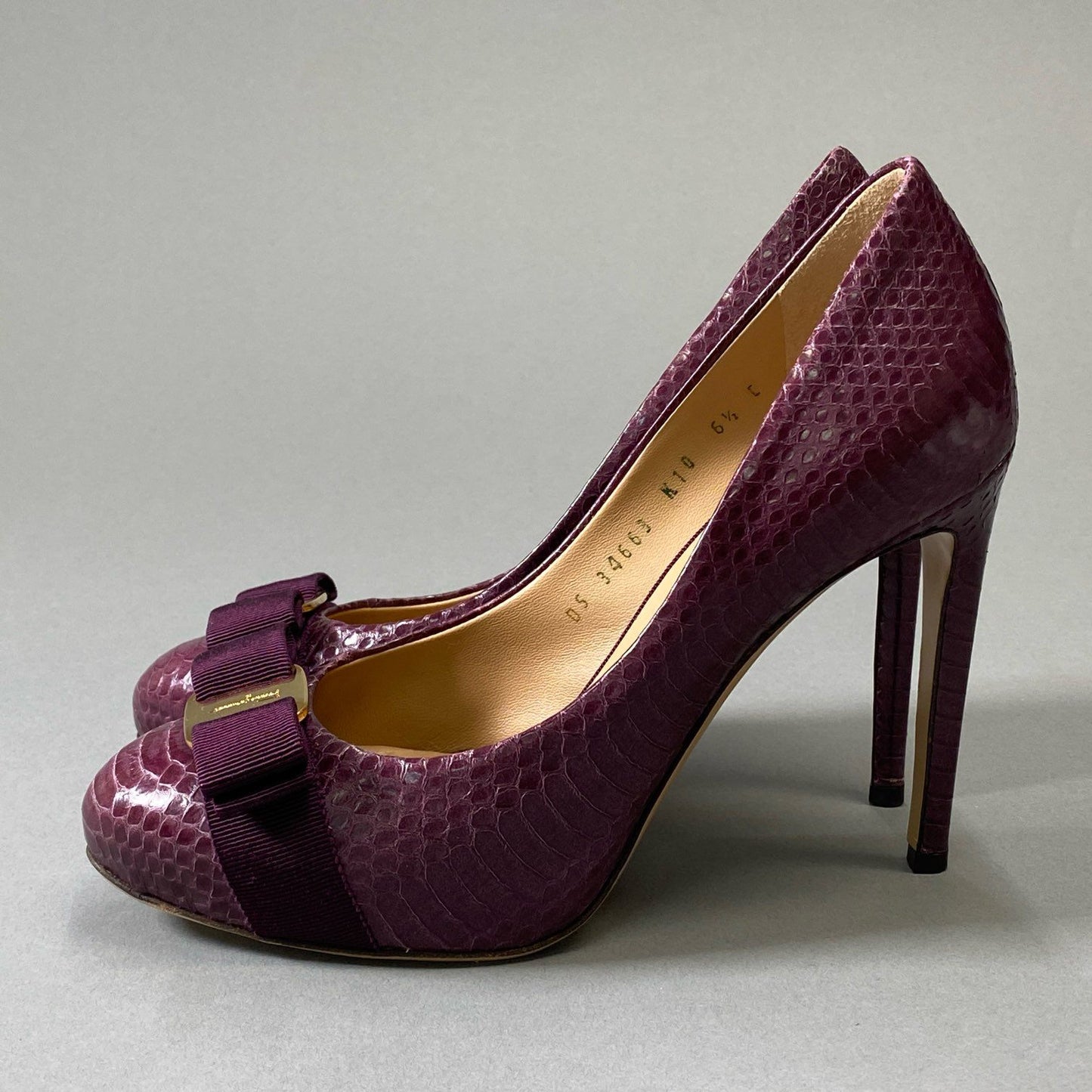 3i30 《極美品》 SALVATORE FERAGAMO サルヴァトーレフェラガモ RILLY ハイヒール パンプス ヴァラリボン パイソン柄 34663 6 1/2 パープル レザー レディース シューズt18r