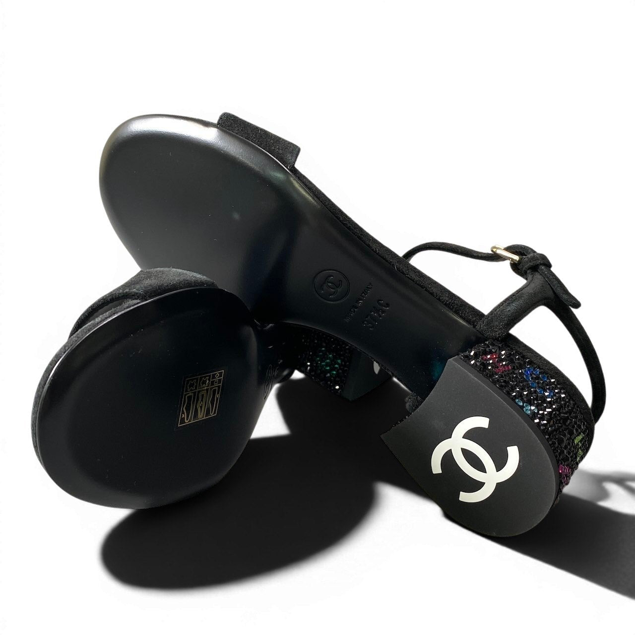 f10 【新品保管品】CHANEL シャネル スウェードサンダル ラインストーンロゴ G45366 37 1/2サイズ ブラック レザー レディース 女性用k02i