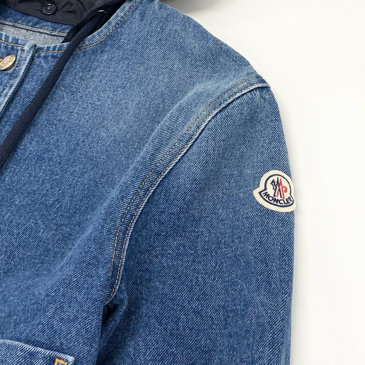 53e19 MONCLER モンクレール LAMPUSA 袖ワッペン フード付き ダメージ加工 ノーカラー デニムジャケット イタリア製 J10931A00115 00 インディゴブルー