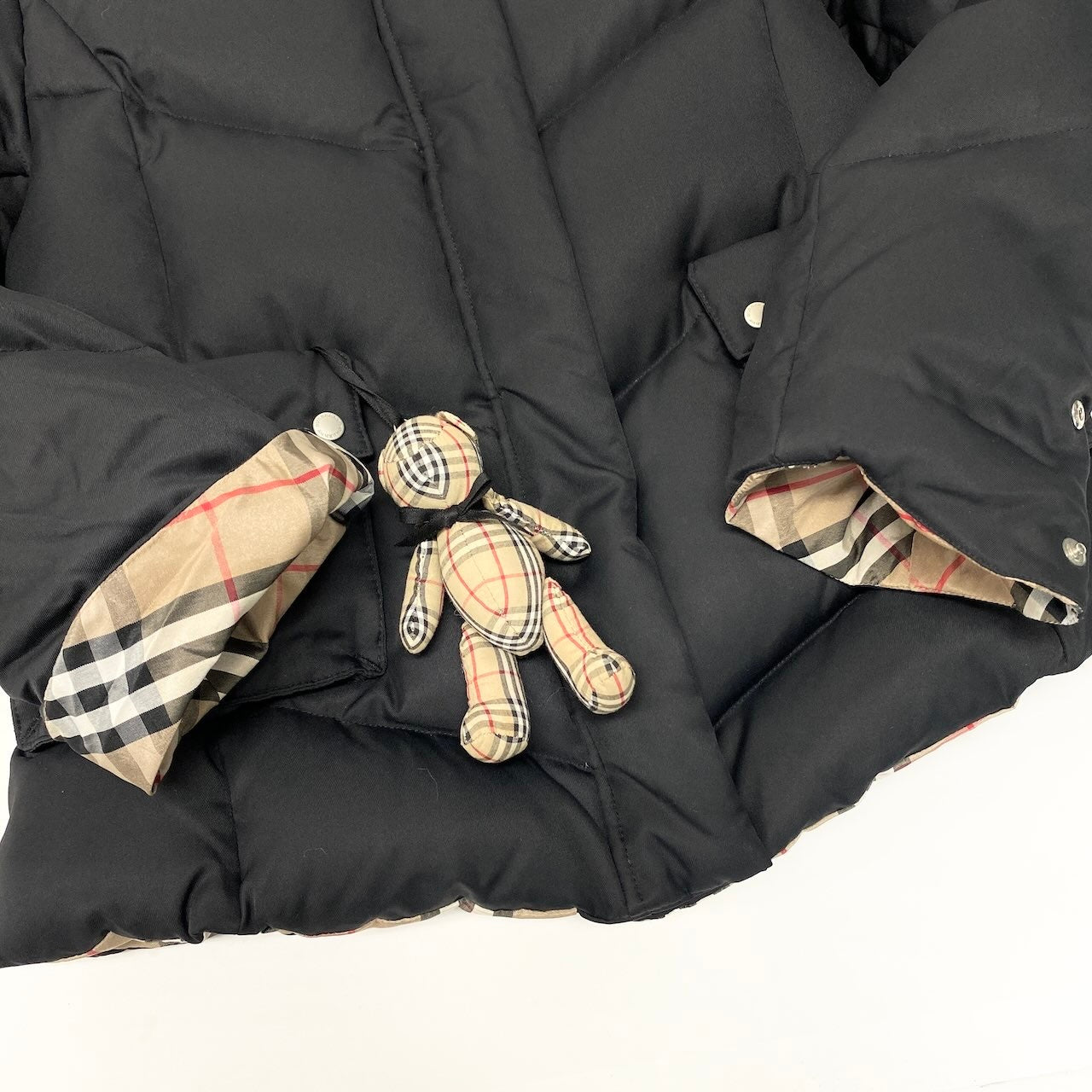 23e7 BURBERRY LONDON バーバリーロンドン ダウンジャケット ジャンパー ノバチェック ブルーフォックス ベアチャーム付 サイズ130A ブラック キッズ 子ども服u02t