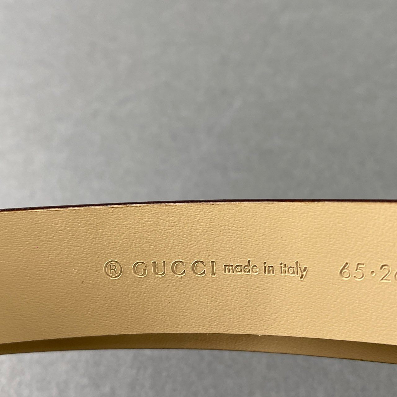 33f23 《美品》 GUCCI グッチ メタルプレート レザー 細ベルト ベージュ シルバー イタリア製 タグ付き