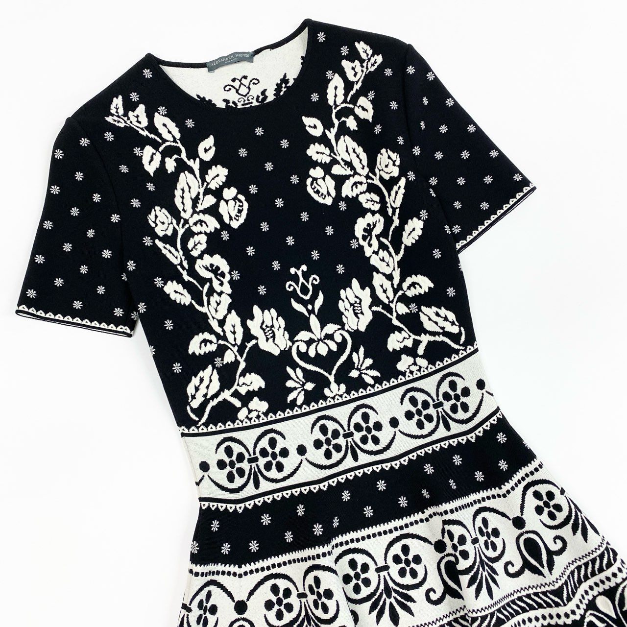 64a23 《美品》 ALEXANDER McQeen アレキサンダーマックイーン 半袖ワンピース ニットワンピース 花柄 立体フレア S ホワイト レディース 女性用u02t