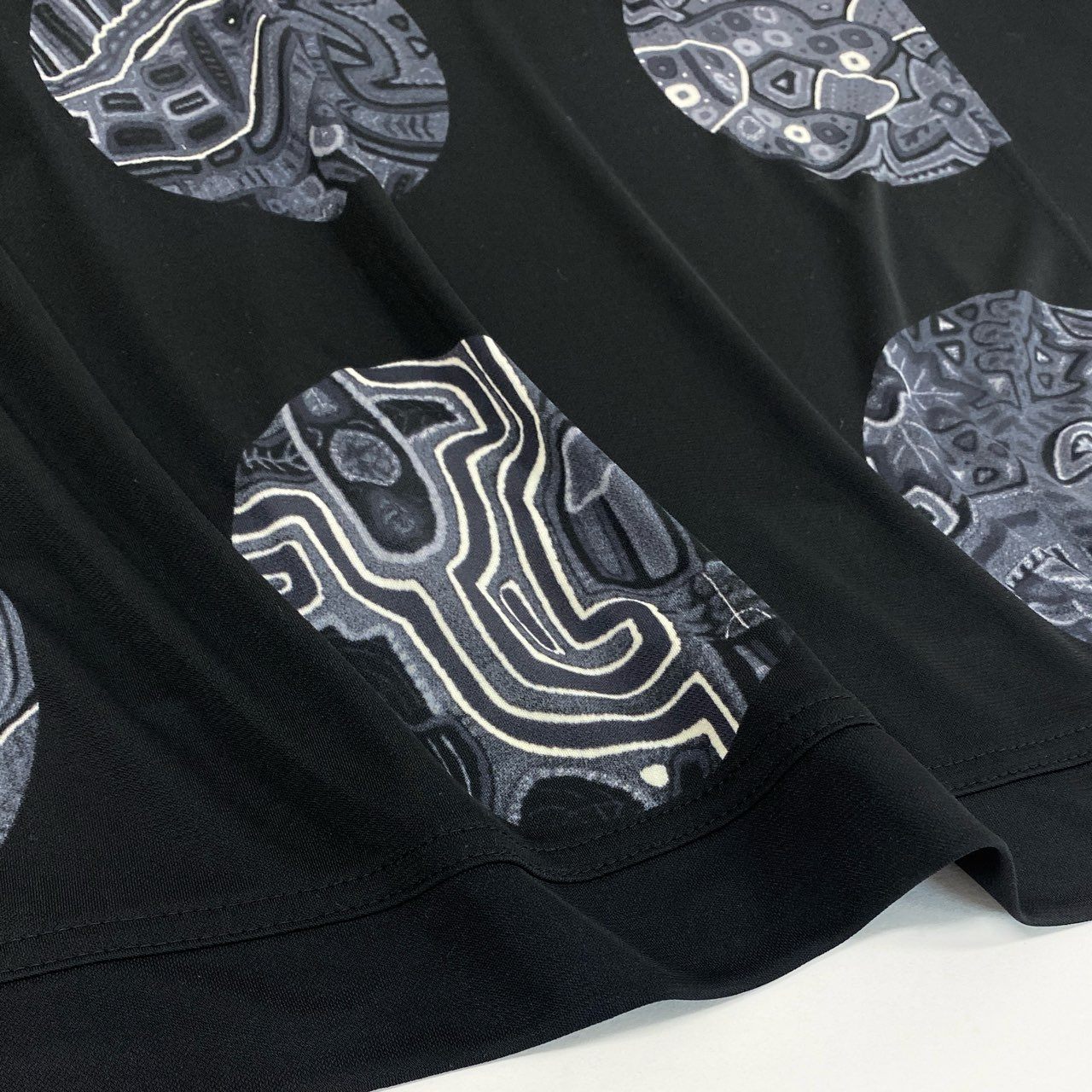 76k21 TOKUKO 1er VOL トクコプルミエヴォル ノースリーブワンピース フレアワンピース フリルネック フロントプリント レディース 9 ブラック ポリエステル100％u02t