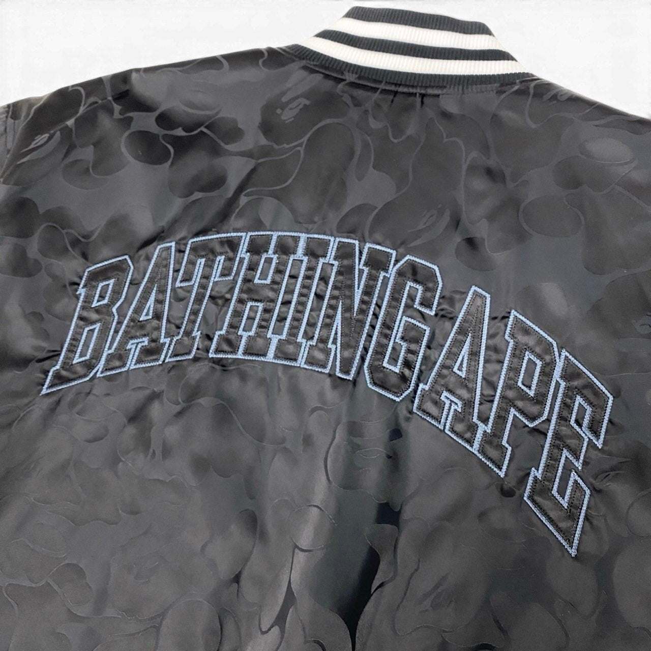 89g20 A Bathing Ape アベイシングエイプ Tonal Solid Camo Padded Varsity Jacket スタジャン カモフラ柄 001HJJ8010541 サイズXL ブラック メンズt18r