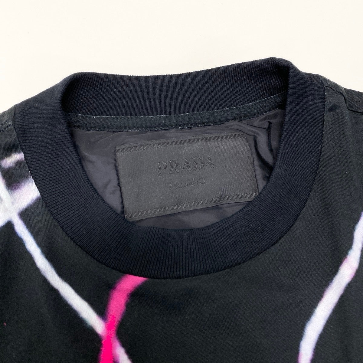 Mf25 【美品】PRADA FW19 PREMONTION GRAPHIC PRINT TEE XSサイズ ブラック ピンク コットン100％ メンズ 男性用u02t