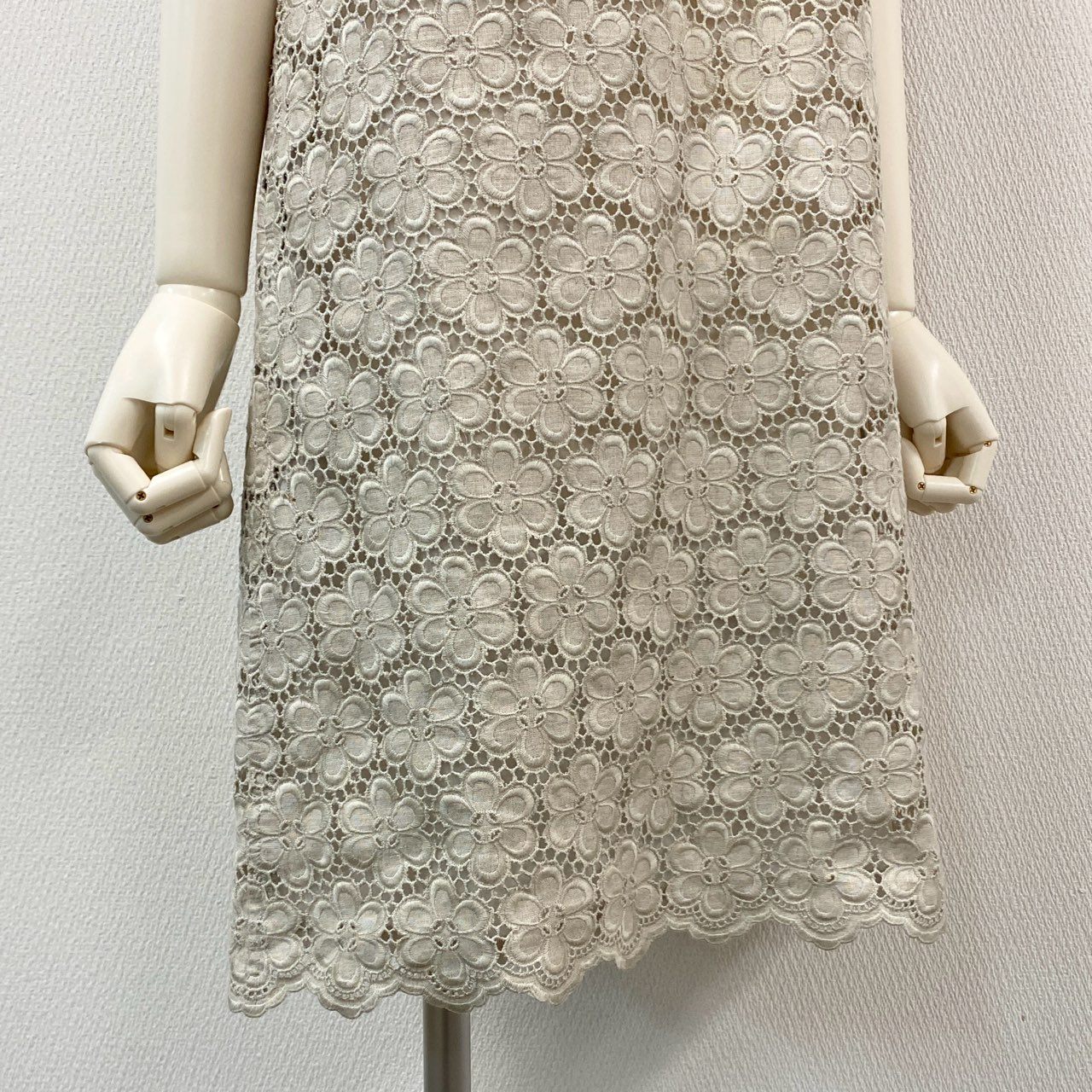 41i26《美品》FOXEY フォクシー リネンフラワーワンピース 半袖ワンピース カットワーク 膝丈 35330-SOFG12K 38サイズ ベージュ レディースk02i