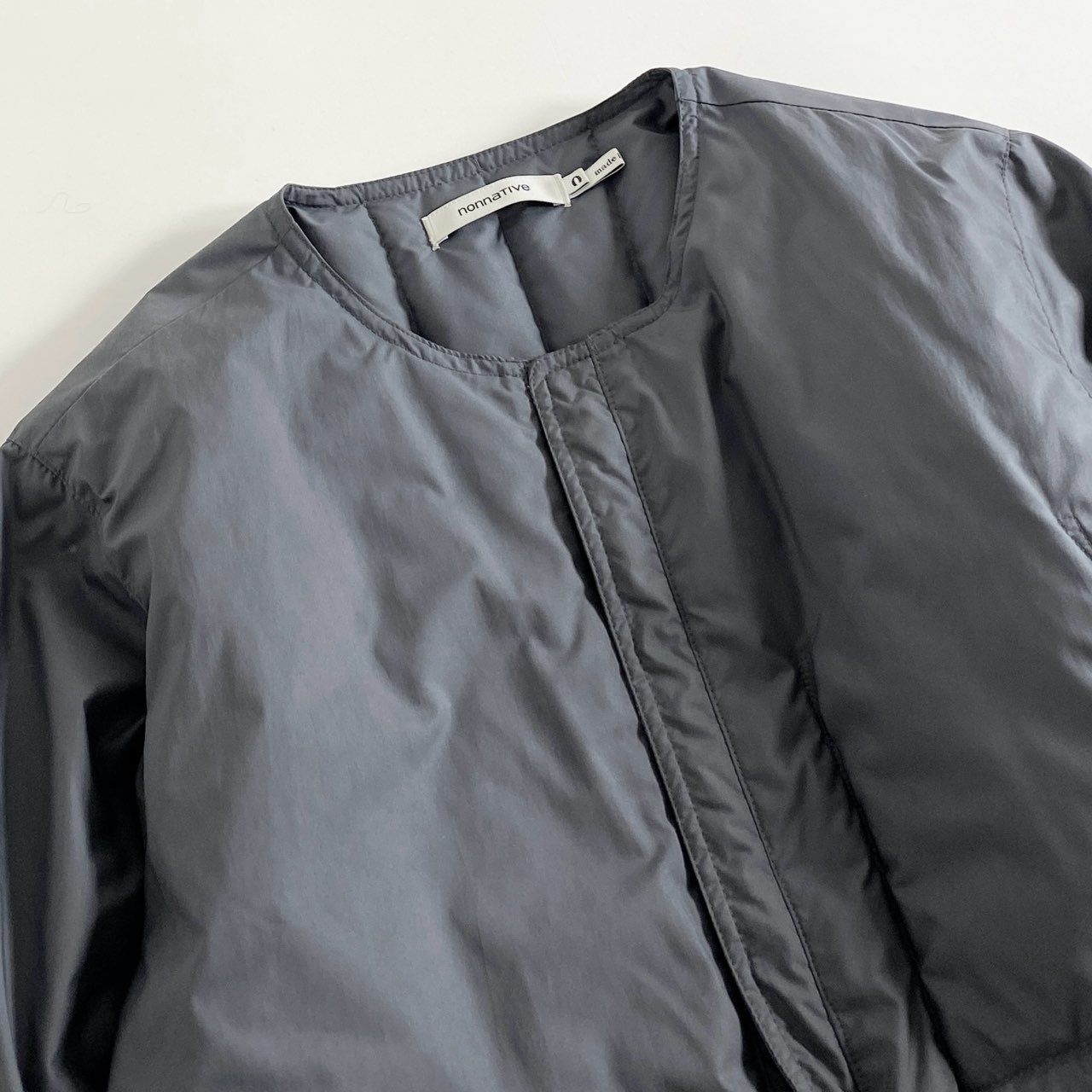 80h12 nonnative. ノンネイティブ DWELLER DOWN BLOUSON POLY TAFFETA ノーカラーダウンジャケット NN-J2806 グレー 画像参照