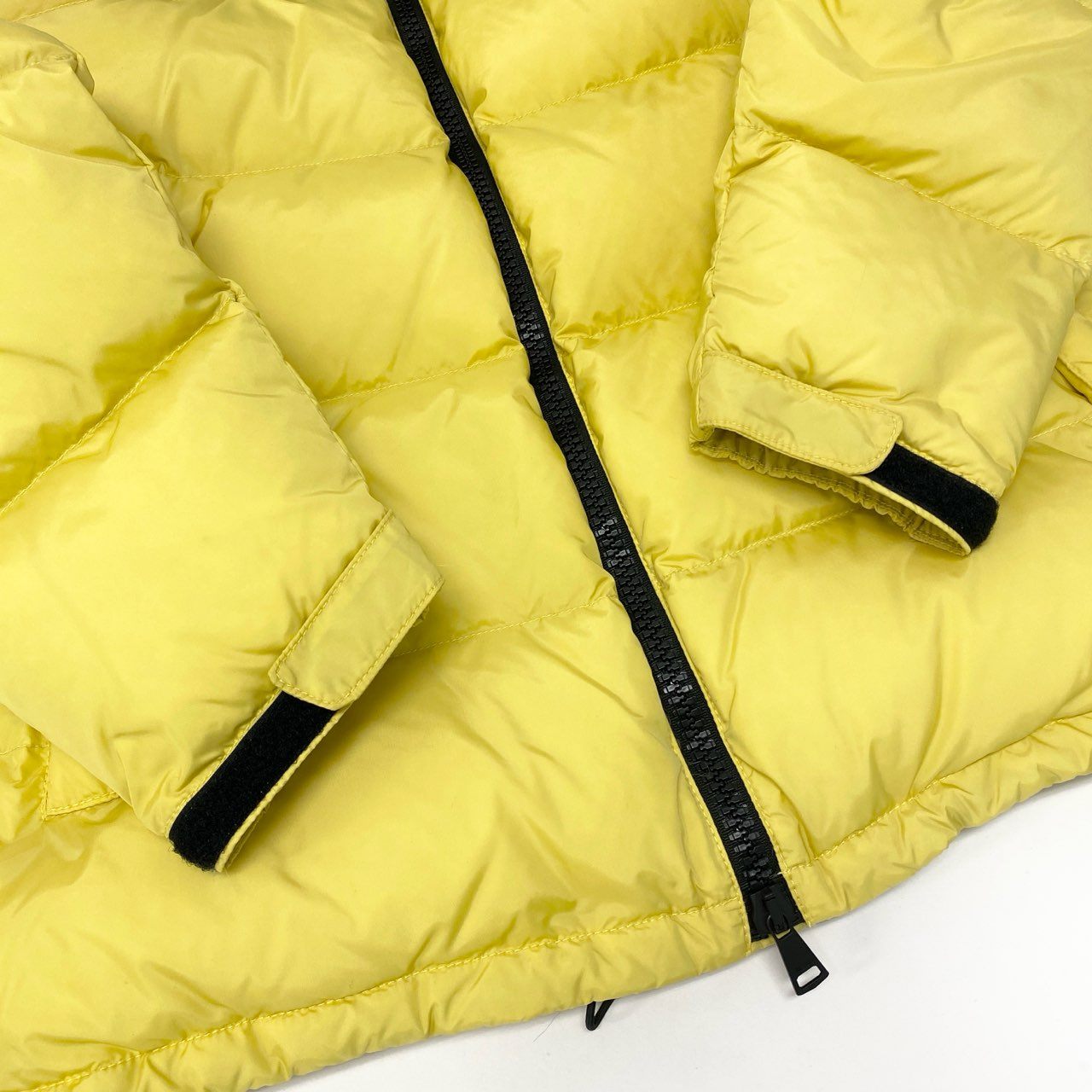 58c5【未使用タグ付き】定価13.5万円 N°21 ヌメロヴェントゥーノ ロゴ入りバックリボン ダウンジャケット サイズXS イエロー系 メンズ アウターk02i