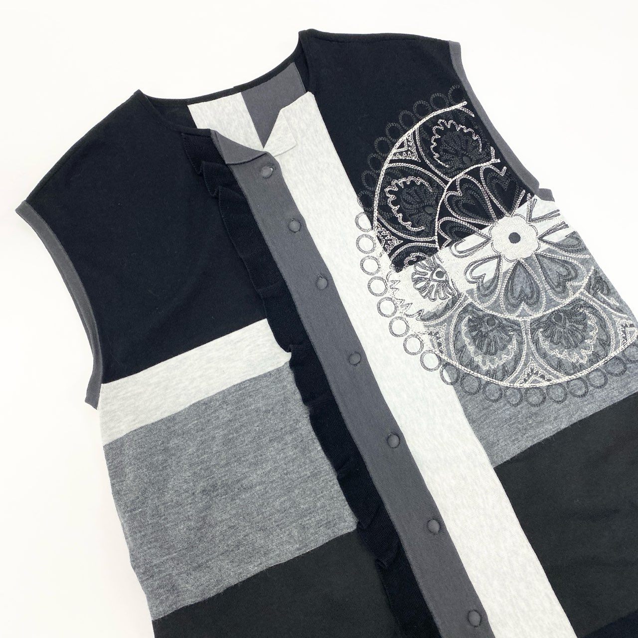 71k20 TOKUKO 1er VOL トクコプルミエヴォル ノースリーブ ニットカーディガン ロングカーディガン 刺繍 くるみボタン レディース 女性用 9 マルチカラー コットンリネンu02t