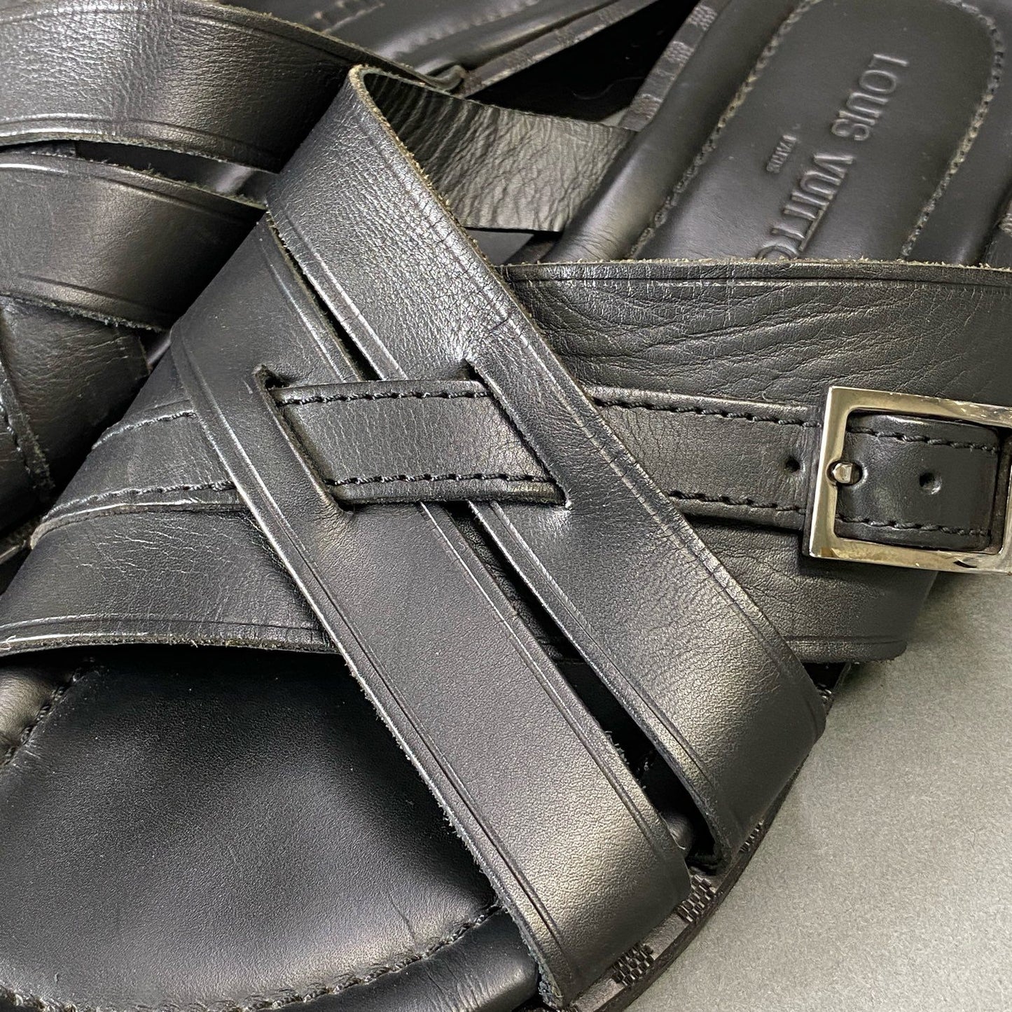4g8《美品》 LOUIS VUITTON ルイヴィトン フラット クロスレザー サンダル 8 ブラック Leather シューズ イタリア製