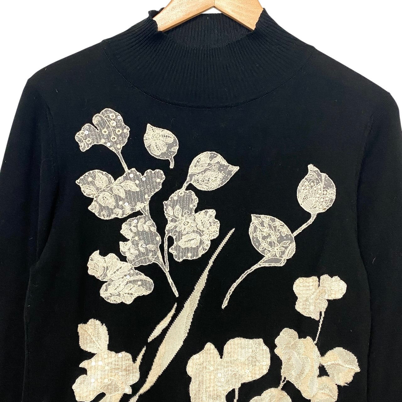 10h31 LEONARD FASHION レオナール タートルネック ニットセーター スパンコール レース装飾 花柄 サイズL ブラック レディースu02t