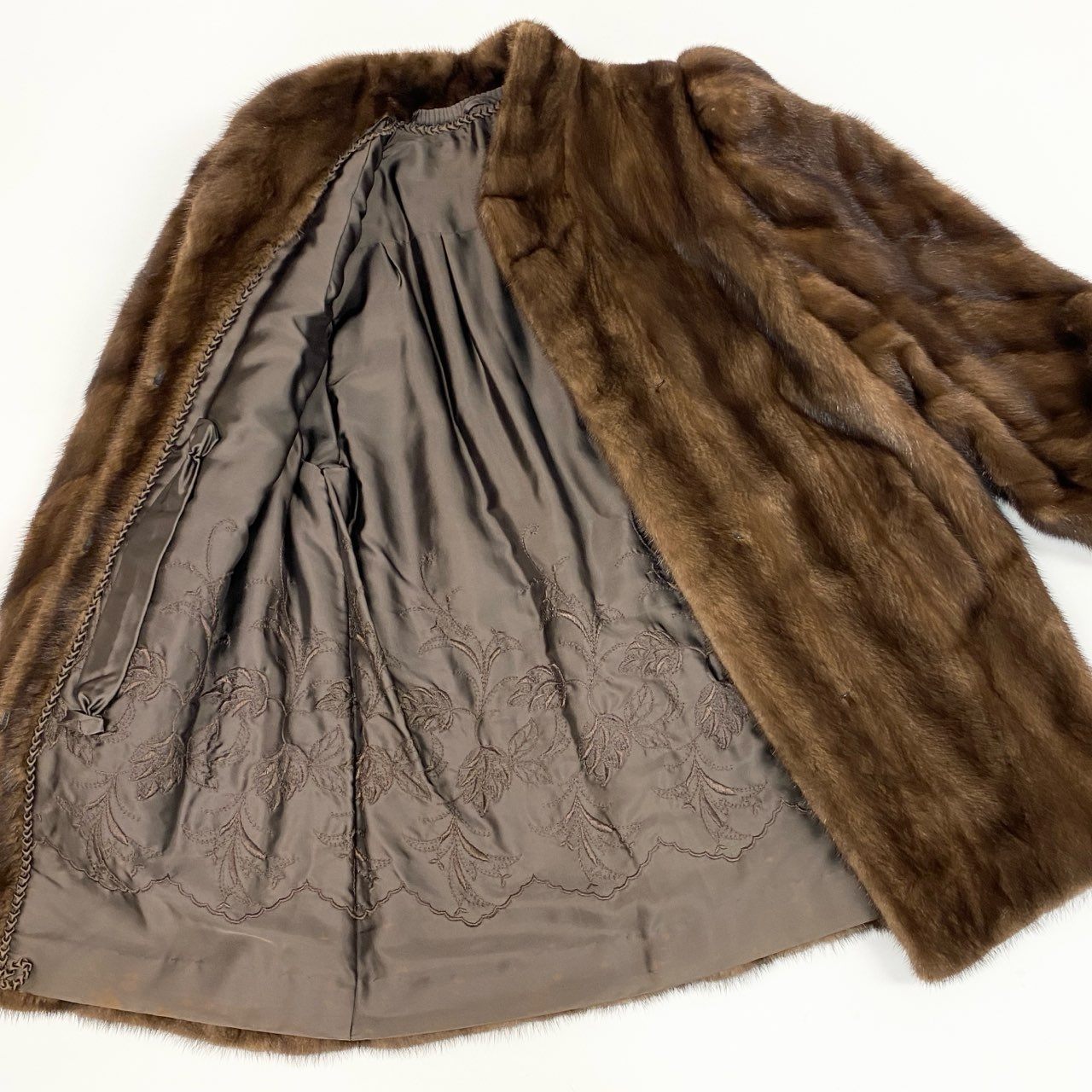 53k10《美品》 SAGA MINK サガミンク デミバフミンク セミロングコート 袖螺旋デザイン M相当 11 ブラウン 本毛皮 MINK FUR COAT 裏地刺繍 リアルファーt18r