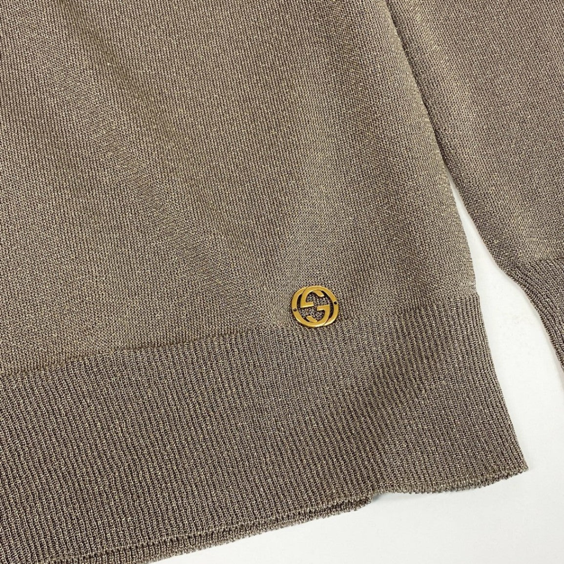 33a26 【美品】GUCCI グッチ Vネック ニットセーター ラメ GGロゴプレート トップス XLサイズ ゴールド レディース 女性用o07t