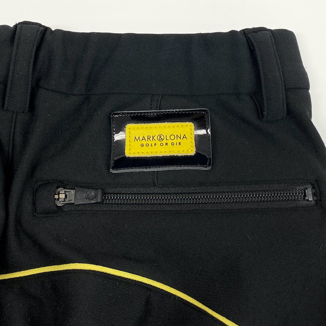 31i8 MARK&LONA マークアンドロナ Flexer Energy Tech Pants スカルプリント ジャージパンツ ボトムス ゴルフウェア ロゴプリント MLM-1C-AT12 44 ブラック イエロー メンズo07t
