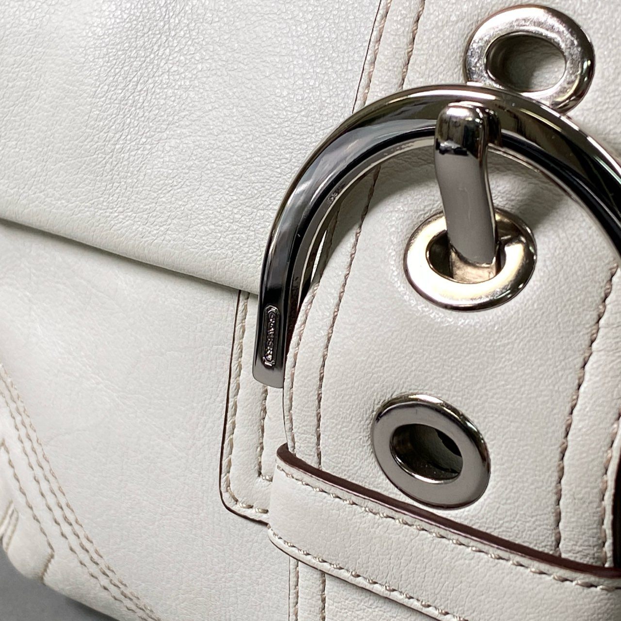 d9 《美品》 COACH コーチ ソーホー ワンショルダーバッグ Soho Smail Flap Bag 8A05 ホワイト レザー カバンt18r