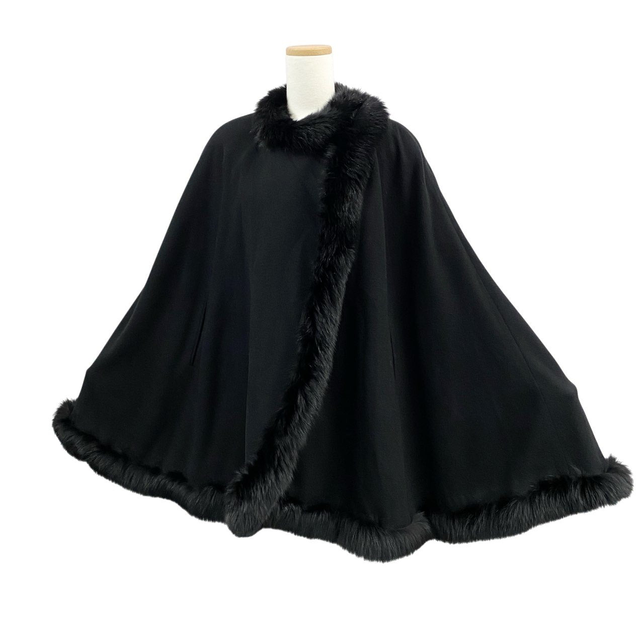 82a15【美品】 TISSCRIO MOONBAT ムーンバット BINICOCCHI ビニコッチ  カシミヤポンチョ  アウター フォックスファー レディース free ブラック カシミア100％u02t