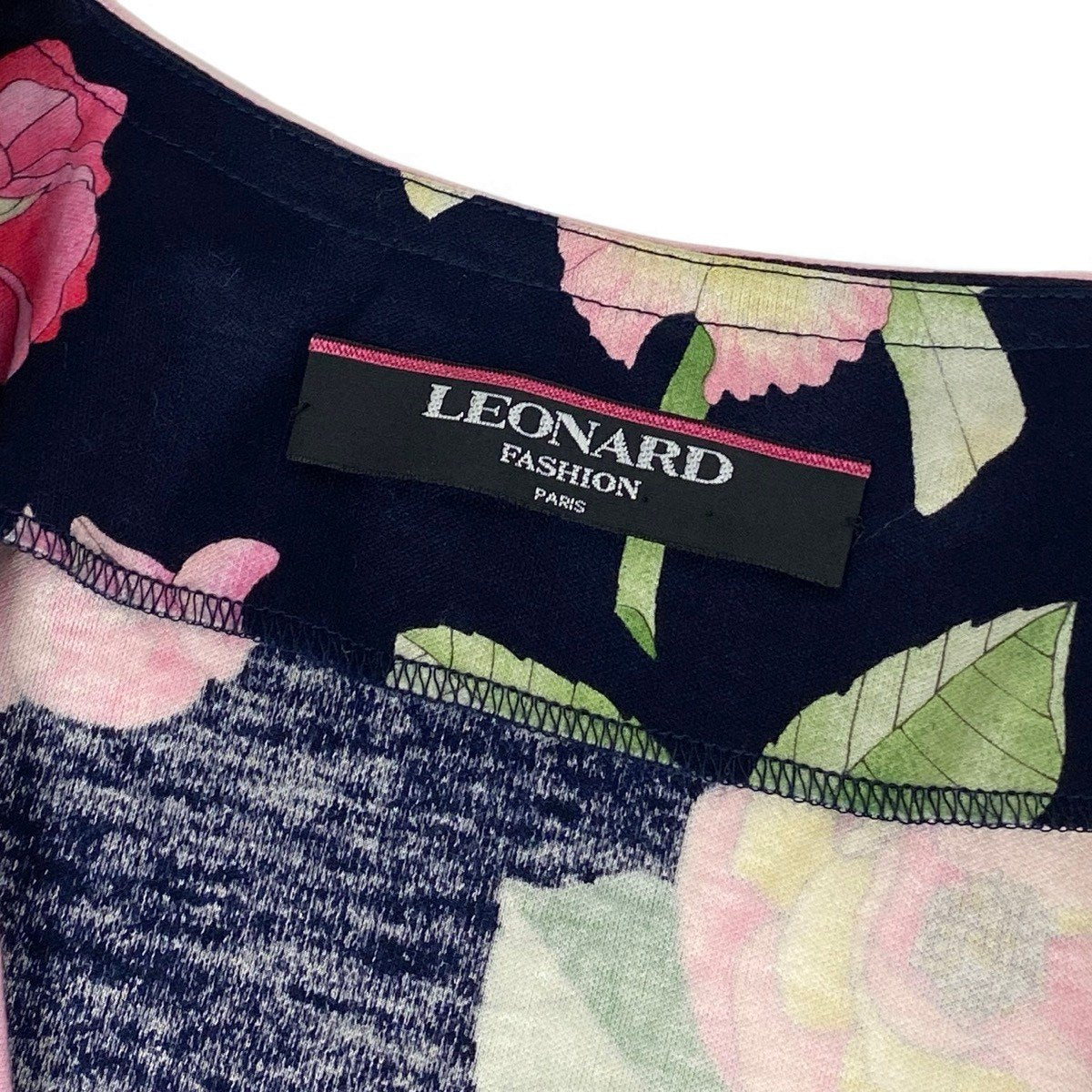 73f9 【美品】 LEONARD FASHION レオナール ノーカラー ロングジャケット カーディガン  美しい花柄プリント 金ボタン サイズM ネイビー コットン100％ レディース 女性服u02t