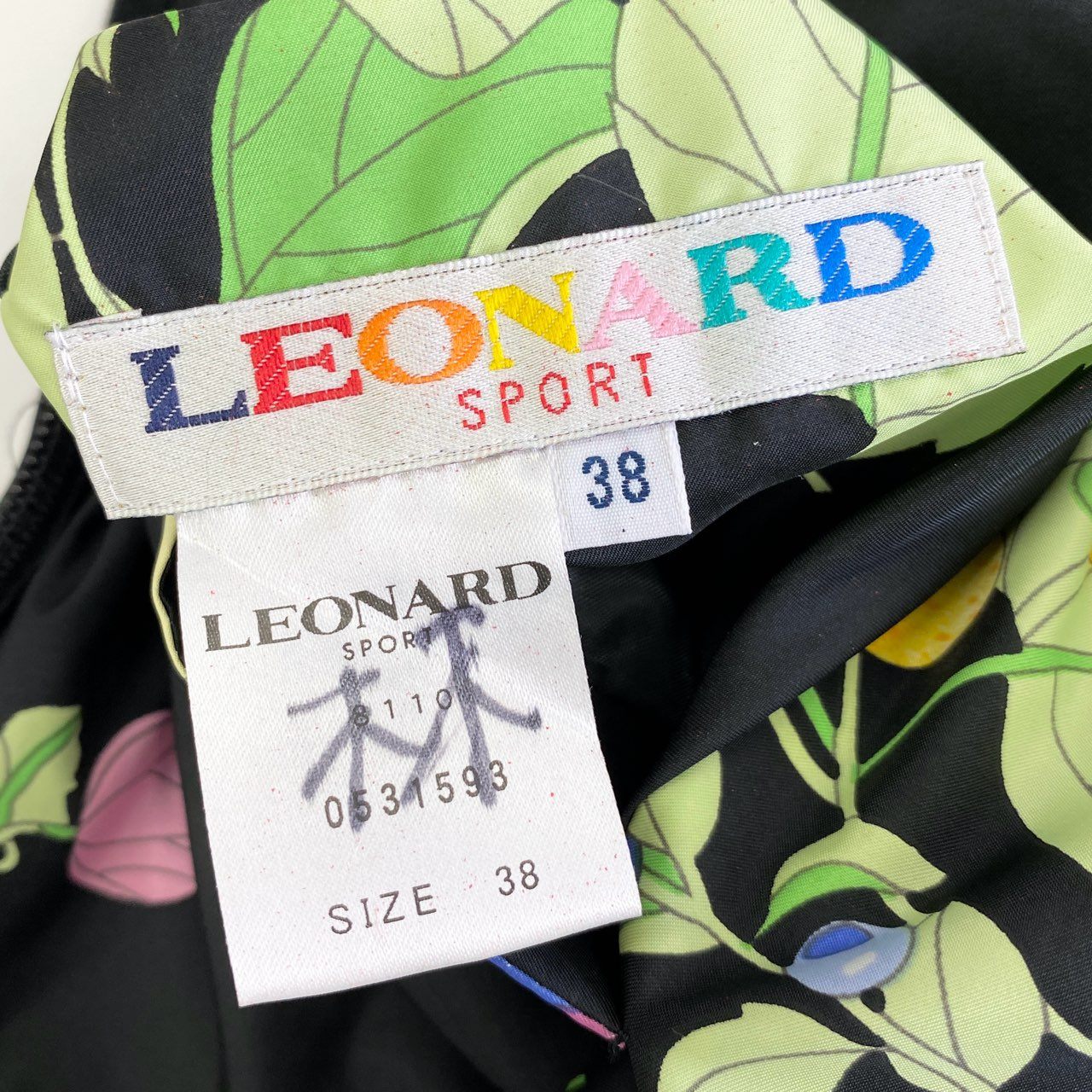 82j11 LEONARD SPORT レオナール スポーツ 美しい花柄プリント リバーシブルナイロンベスト 38 ブラック フルーツ 日本製