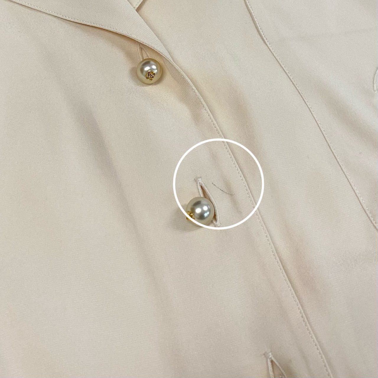10a13 CHANEL シャネル ロングスリーブシャツ オープンカラー シルクブラウス  ココマーク パールボタン レディース 女性用 アイボリー シルク100％ Vintage shirt with pearl Coco mark buttonst18r