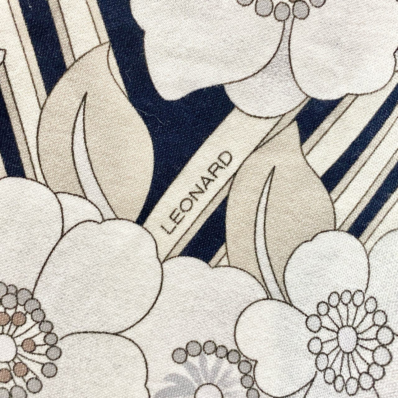 75b26 LEONARD レオナール ラウンドネック半袖Tシャツ 美しい花柄プリント  0379125 Lサイズ ネイビー系 コットン100％ レディース 女性用u02t