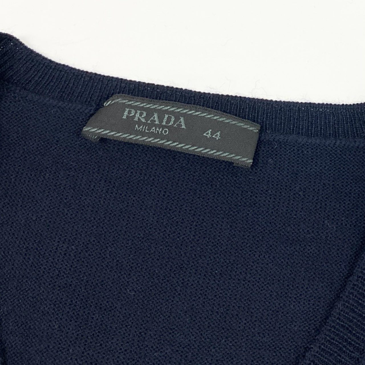 34k28⑥ 《極美品》 PRADA プラダ イタリア製 Vネック ニットセーター ウールニット ヴァージンウール ロングスリーブ 長袖  DNA386 507  44 ネイビー ウール100