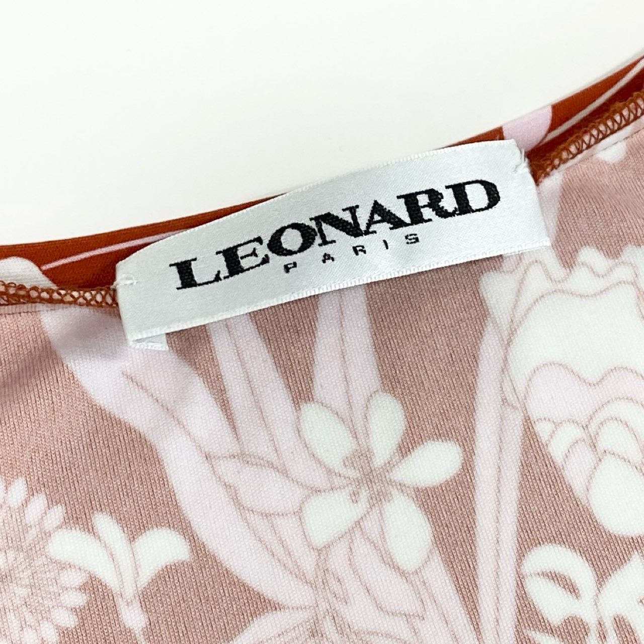 68d13 【極美品】 LEONARD PARIS レオナール ショートスリーブワンピース 膝丈ワンピース 美しい花柄プリント Vネック イタリア製 サイズ38 レッド系 ナイロン100％ レディース 女性用u02t
