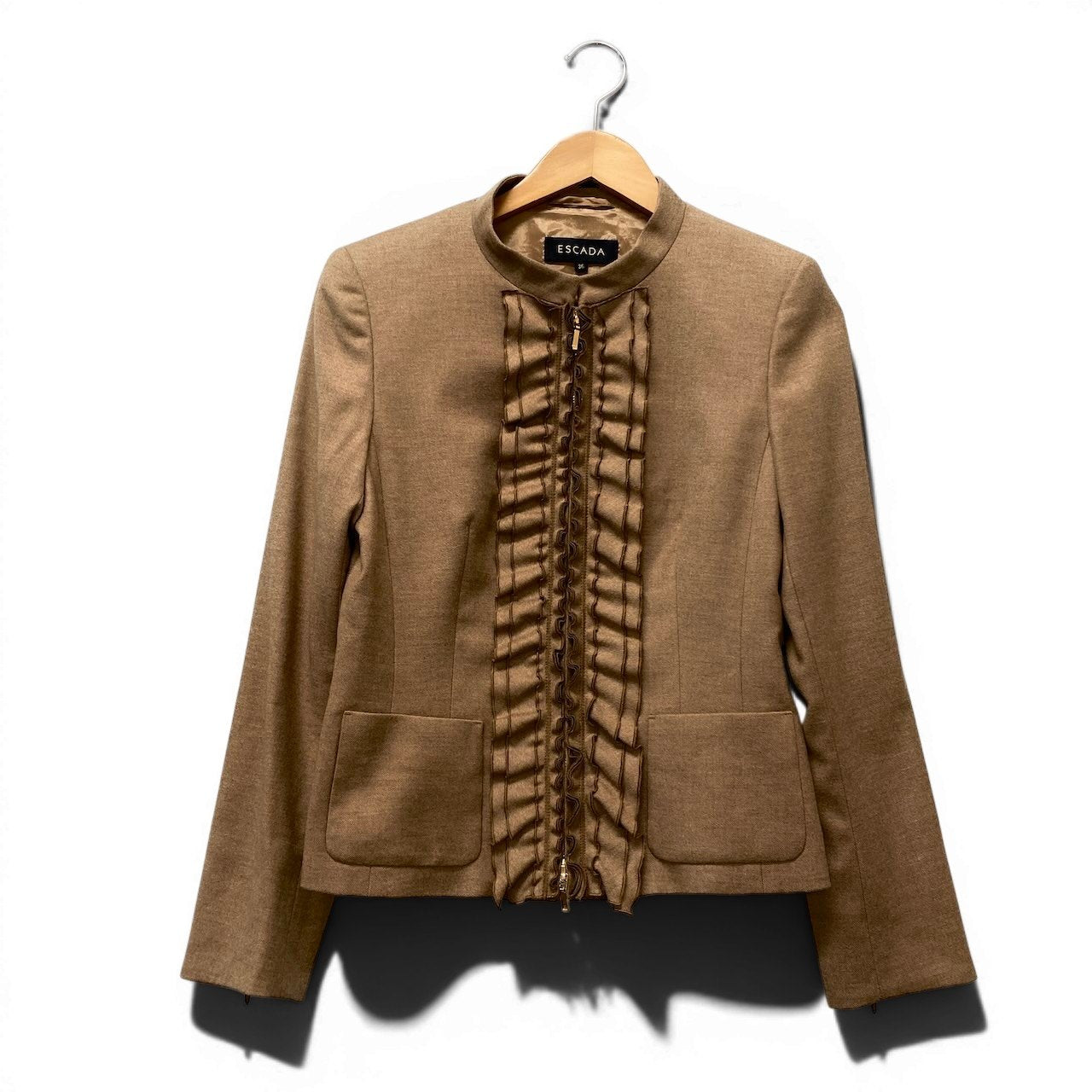 82f16 ESCADA エスカーダ セットアップスカート フォーマルスーツ フリルジャケット 膝丈スカート カシミヤ混 サイズ36 ベージュ レディース 女性用u02t