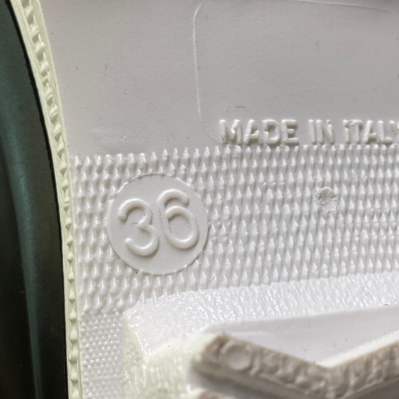 4e18 MONCLER モンクレール ベルテッド エンボスロゴ レインシューズ 長靴 イタリア製 36サイズ ブラック ホワイト レディース 女性用k02i