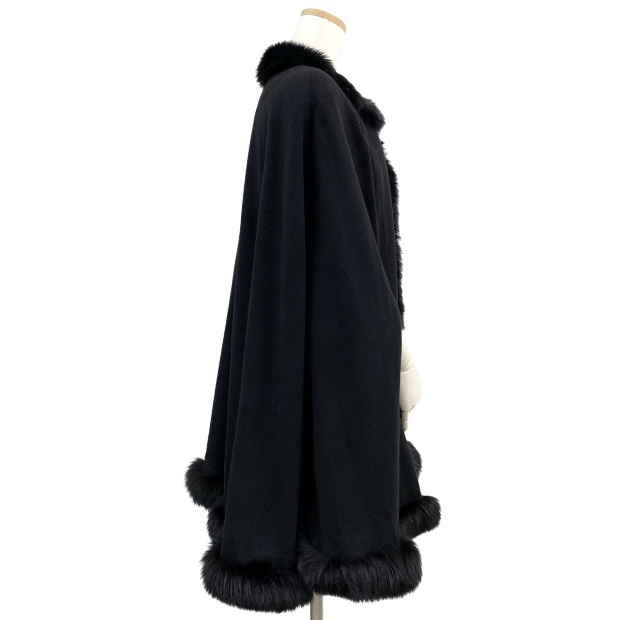 82a15【美品】 TISSCRIO MOONBAT ムーンバット BINICOCCHI ビニコッチ  カシミヤポンチョ  アウター フォックスファー レディース free ブラック カシミア100％u02t