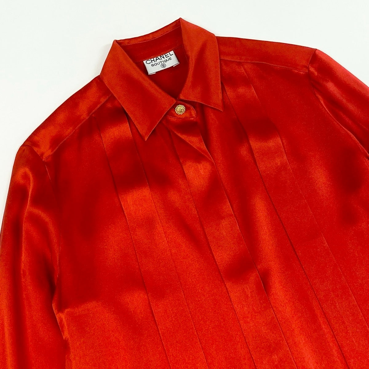 Cf29 CHANEL BOUTIQUE シャネル ブティック 長袖シャツ ココマークボタン 金ボタン サテン レディース 女性用 レッドu02t
