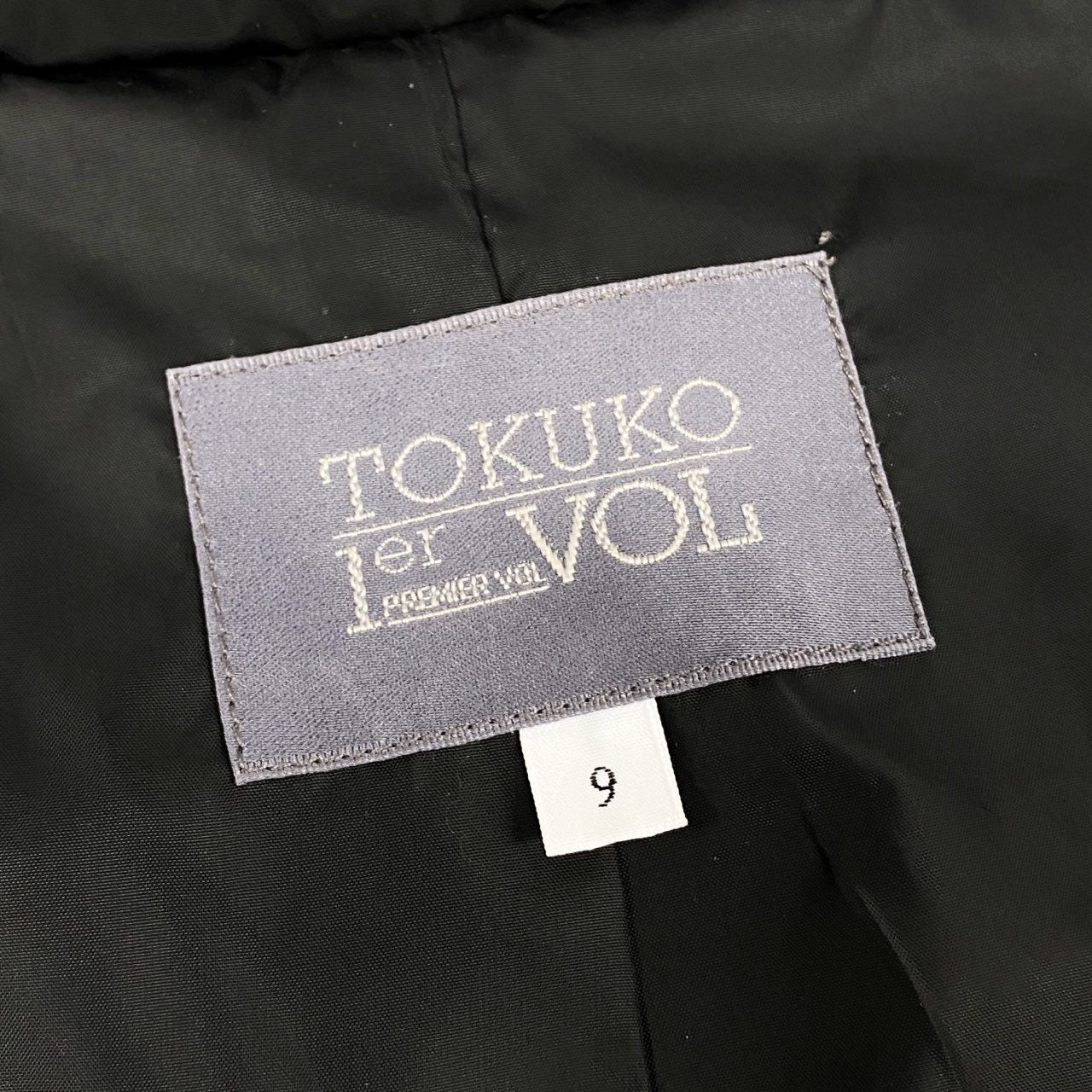 82k28 TOKUKO 1er VOL トクコプルミエヴォル ダウンコート ロングコート 装飾襟 Aライン アウター 9 ブラック レディースu02t