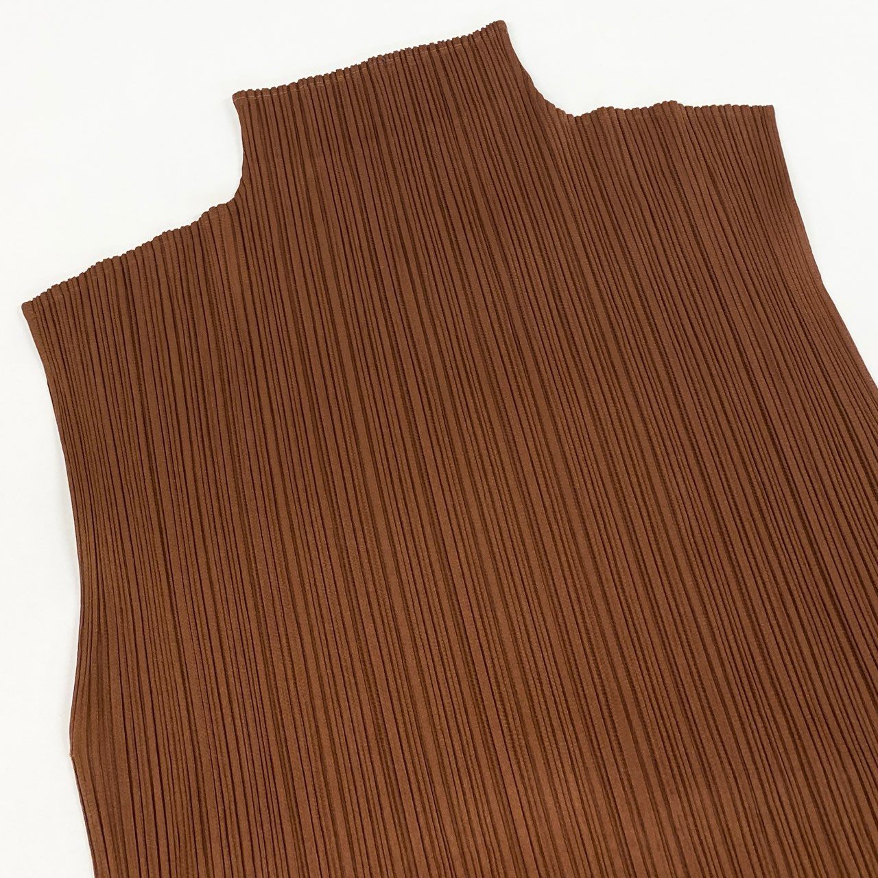 49L9 【美品】PLEATS PLEASE プリーツプリーズ ハイネックノースリーブカットソー プリーツ スリット 3サイズ ブラウン ポリエステル100％ レディースo07t
