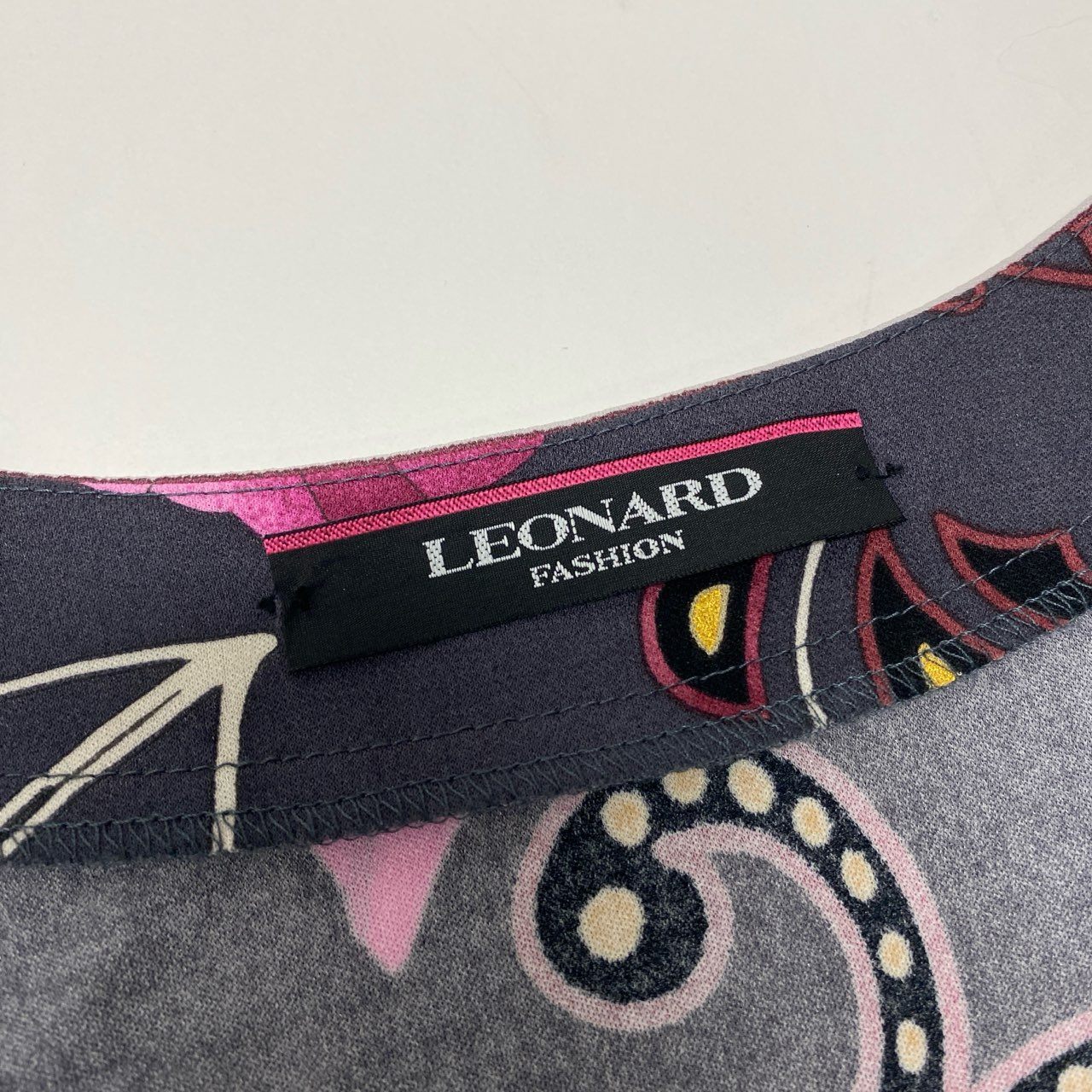 83b23 LEONARD レオナール Vネックカーディガン カンカン素材 美しいプリント チュニック丈 ストレッチ 0169219 42サイズ マルチカラー レディース 女性用u02t