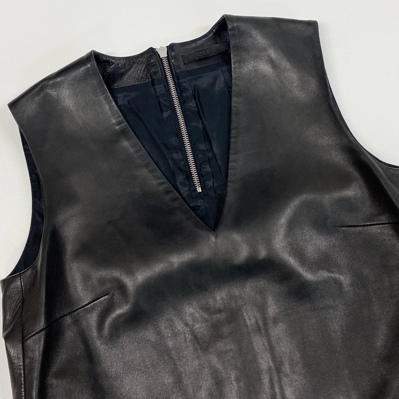 50b7 【美品】THE ROW ザロウ Vネックレザーベスト ノースリーブベスト トップス 4サイズ ブラック 羊革100％ レディース 女性用k02i