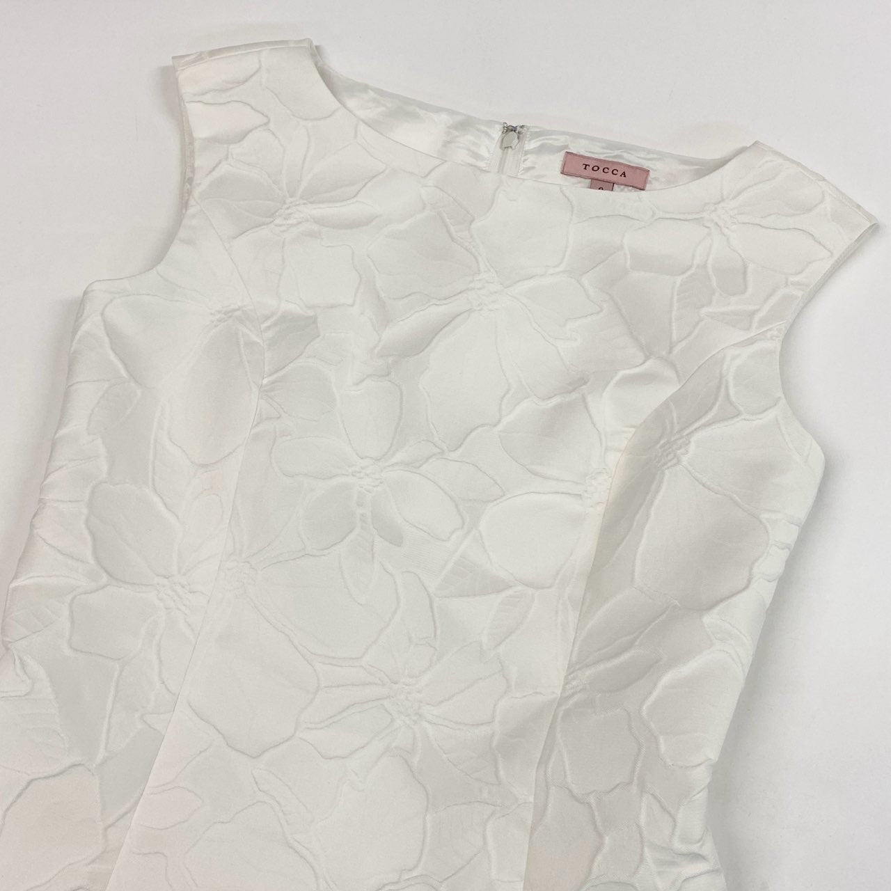 40k26 《美品》 TOCCA トッカ ノースリーブワンピース Aラインワンピース 花柄 立体 ストレッチ レディース 女性用 0 ホワイトo07t